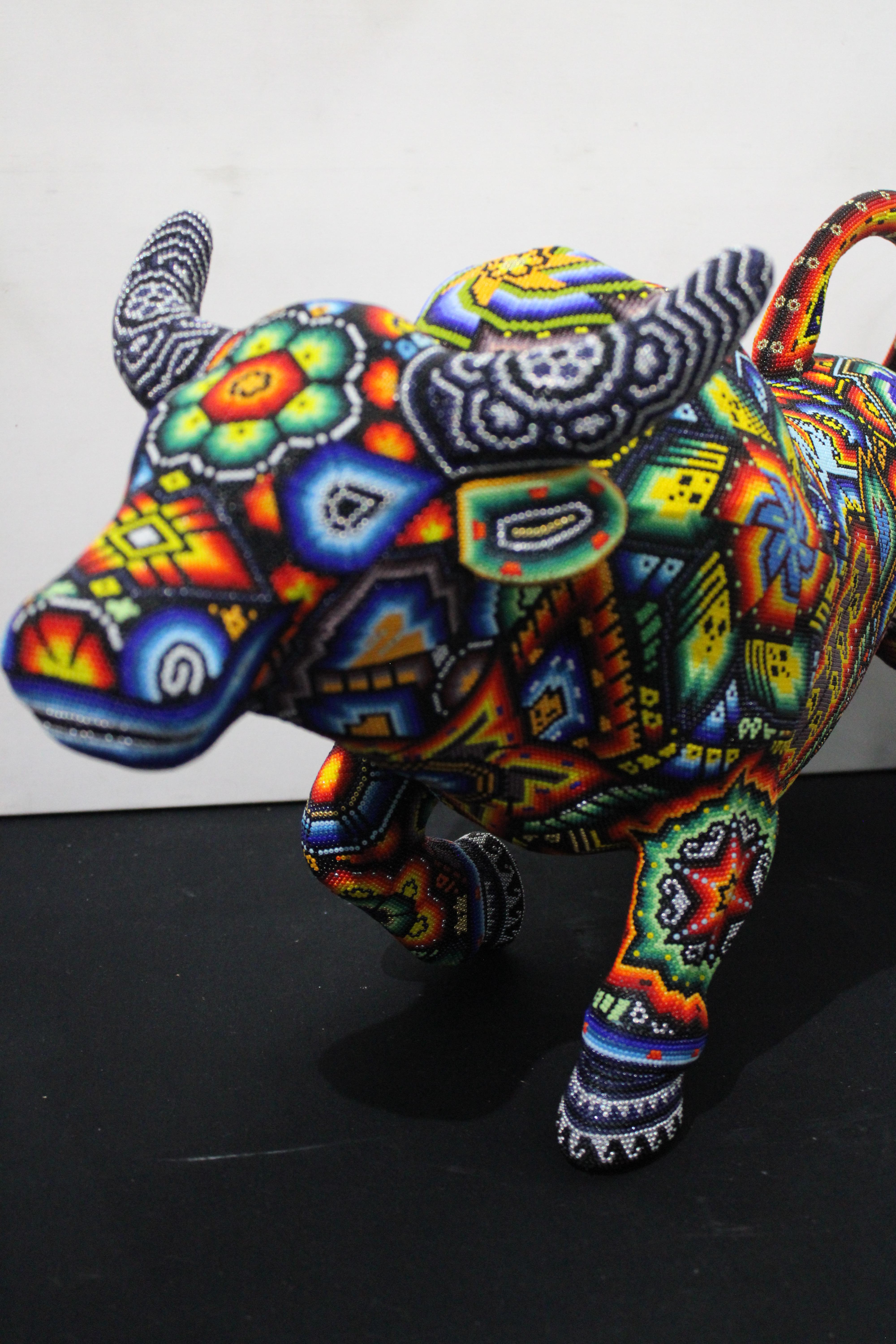 Escultura de toro de estilo huichol mexicano 

AP. 0005 

ARTE DE ALTERACIÓN . . es un proceso de colaboración entre Rick Wolfryd, artista plástico y marchante de arte con más de 40 años de experiencia, y varios artistas huicholes mexicanos y
