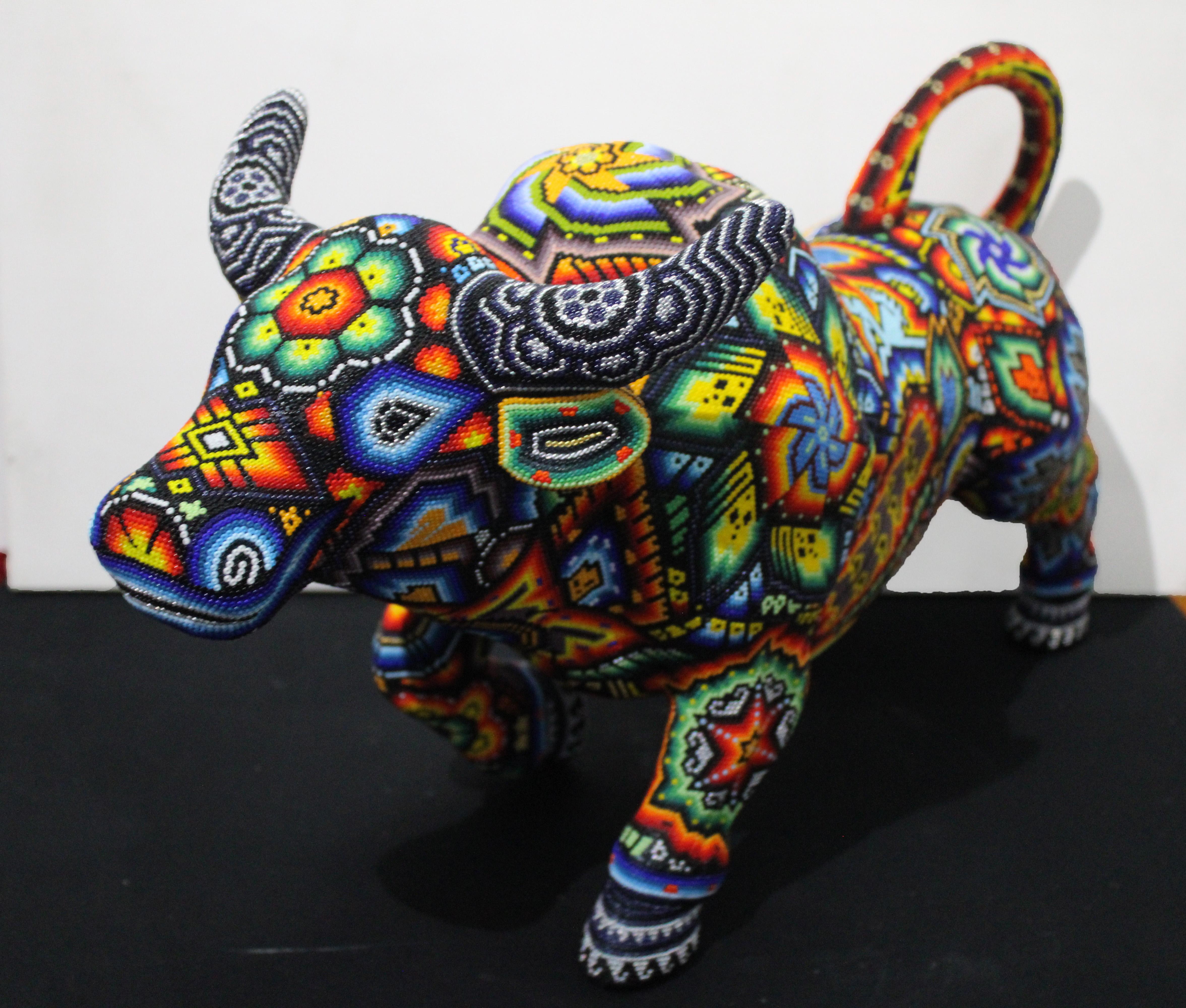 Figurative Sculpture de CHROMA aka Rick Wolfryd  - CHROMA alias Rick Wolfryd Toro "El Toro para Tí" de Alteraciones Huichol