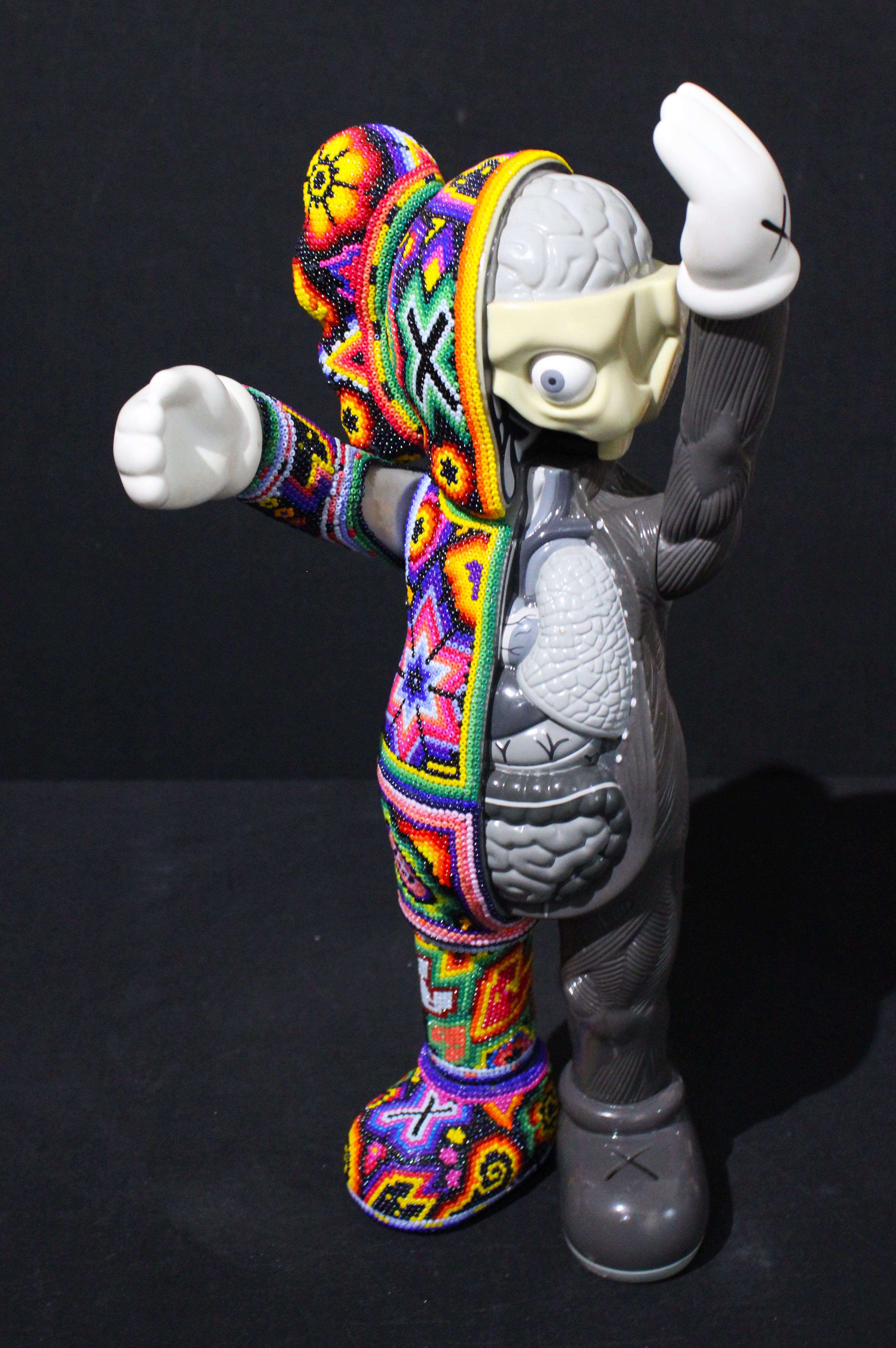 Figurative Sculpture de CHROMA aka Rick Wolfryd  - CHROMA alias Rick Wolfryd "Hombre Disecado" VIII de la Serie de Alteración Huichol
