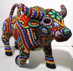 Skulptur „El Toro 2“ von Chroma alias Rick Wolfryd, Huichol-Mischtechnik, 2026