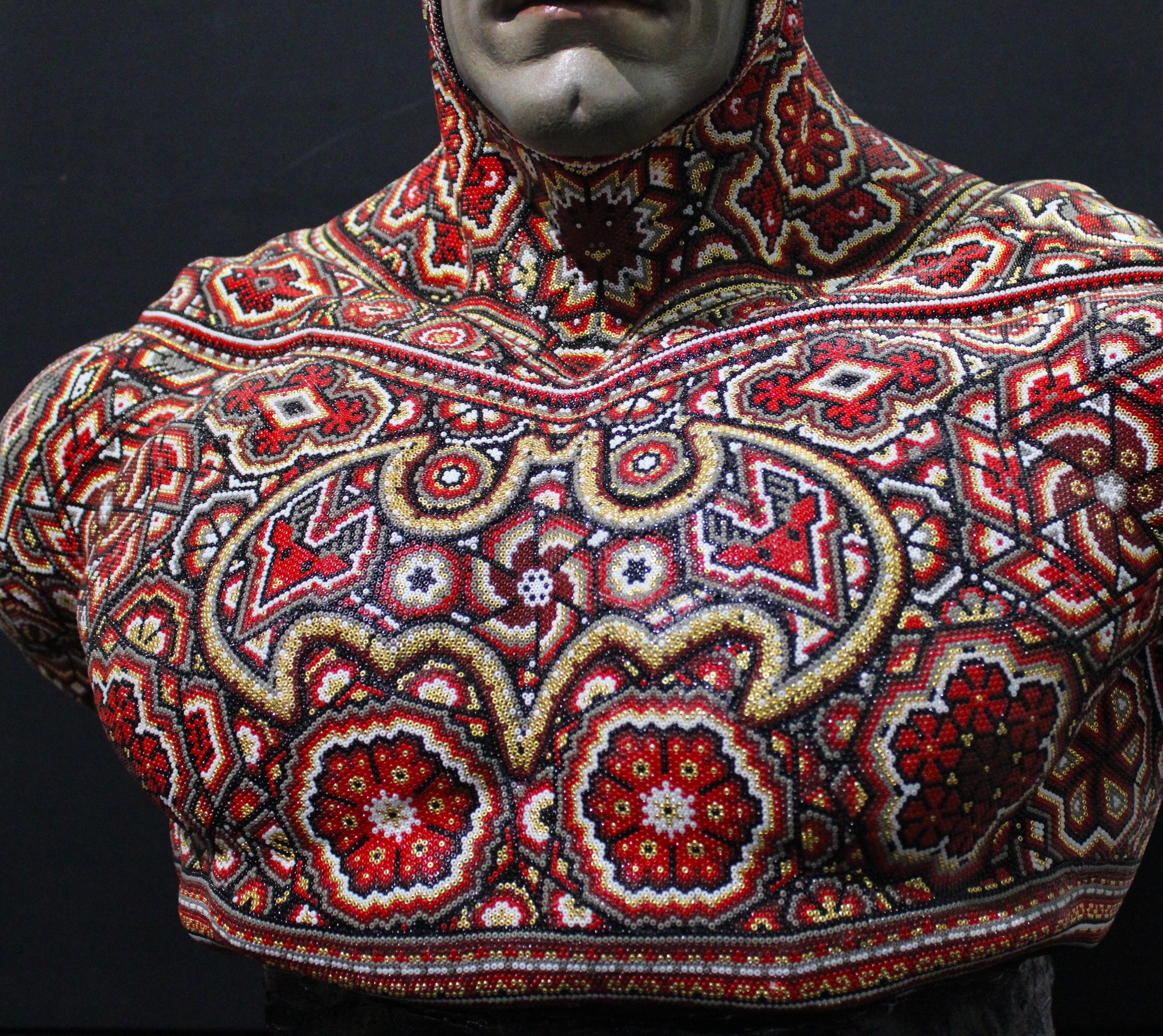 ALTERATION ART . . ist eine Collaboration zwischen Rick Wolfryd, bildender Künstler und Kunsthändler mit über 40 Jahren Erfahrung, und verschiedenen mexikanischen Huichol-Künstlern und mexikanischen Huichol-Kunststudios, zu denen sich Rick nach über