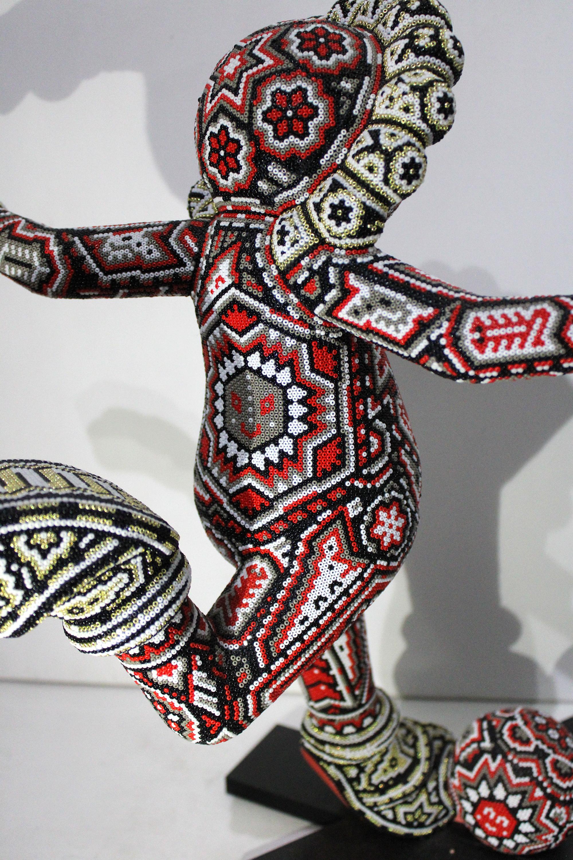 SOLO PER DIVERTIMENTO: LA SERIE DI CAMPIONATI DELLA COPPA DEL MONDO
Scultura di perline Huichol
da CHROMA / Rick Wolfryd

"JUST FOR KICKS" trasforma il linguaggio universale del calcio in un oggetto cerimoniale di movimento, equilibrio, ritmo e