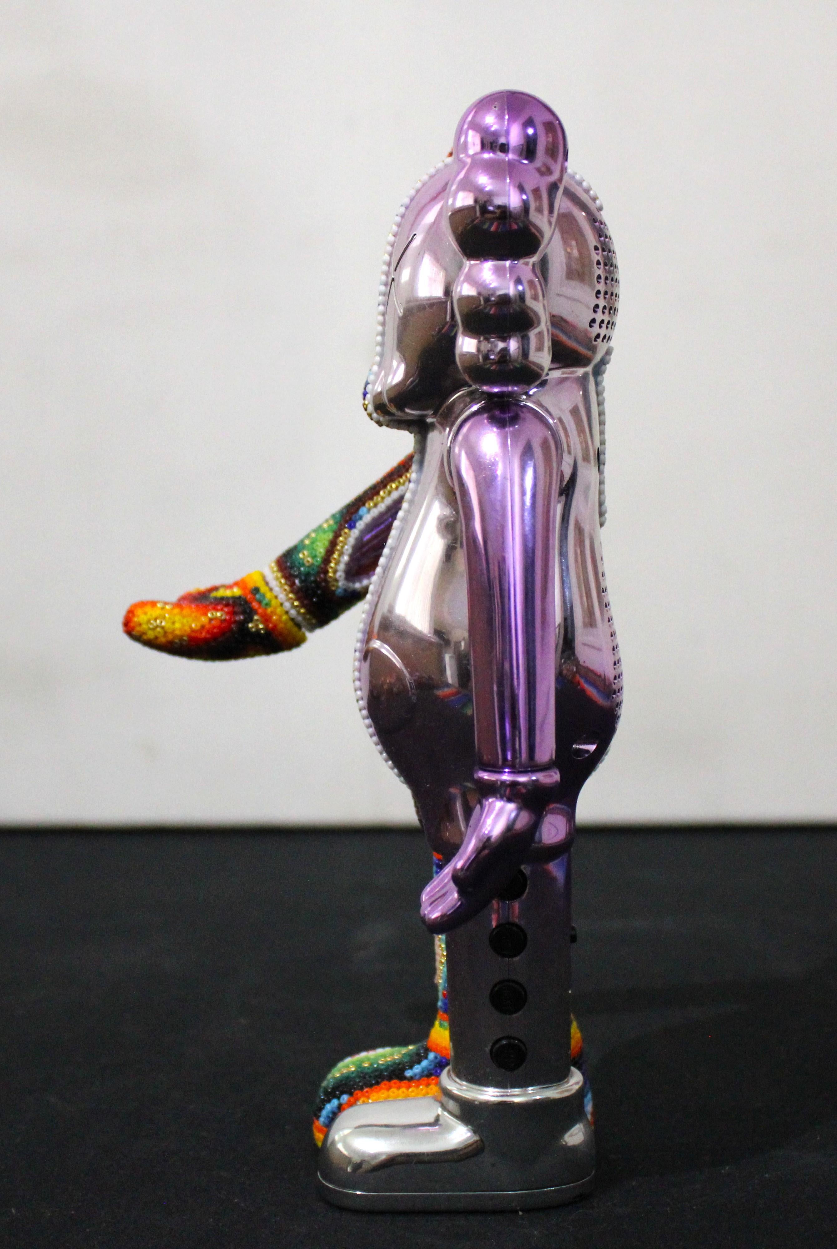 DALLO SPAZIO ALLA TUA SCRIVANIA!!!. . .
ALTOPARLANTE BLUETOOTH E RADIO INCLUSO!!!!

Una scultura in stile HUICHOL più tradizionale.  È perfetto in qualsiasi stanza!!!

ALTERAZIONE DELL'ARTE . . è un processo di collaborazione tra Rick Wolfryd,