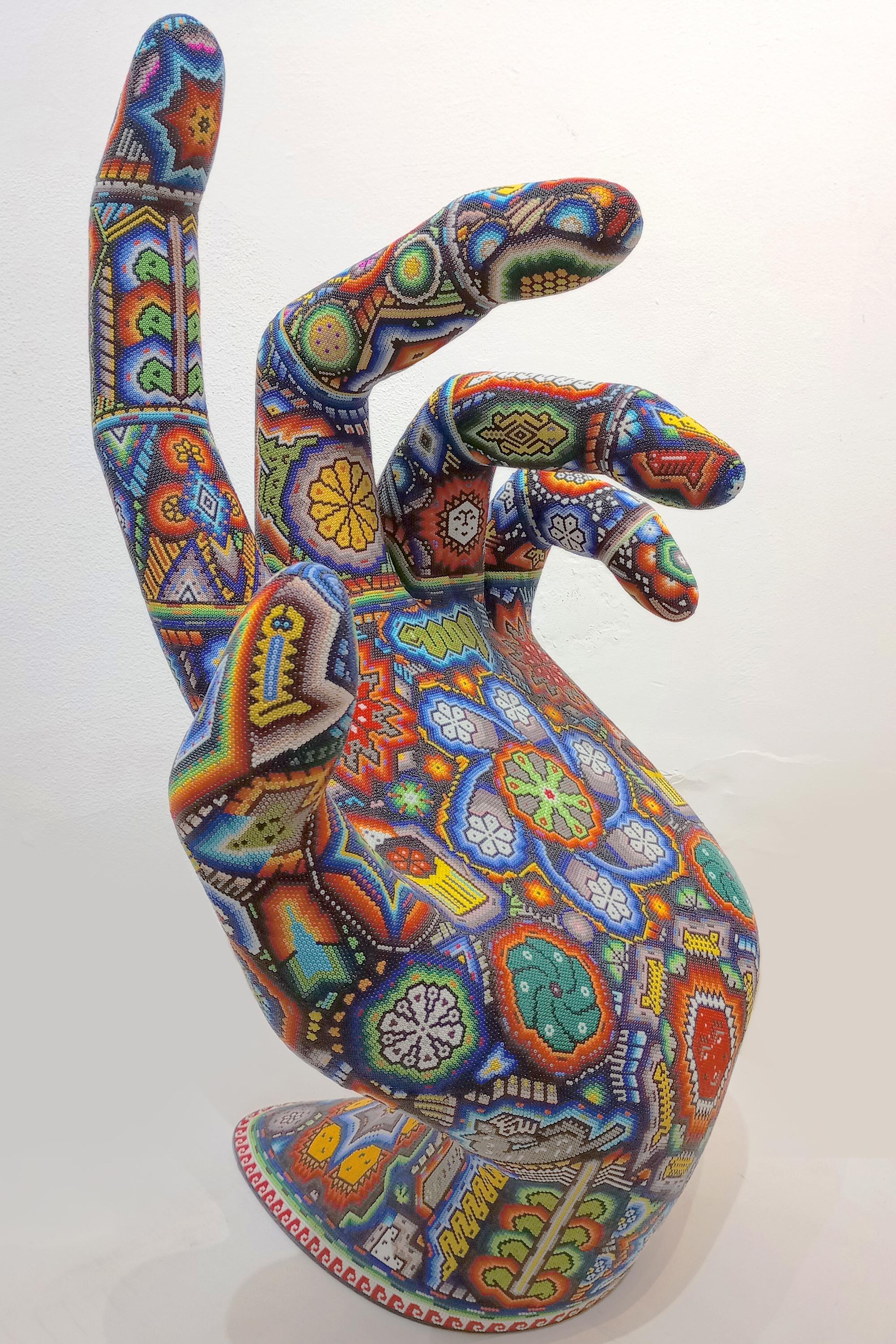 MAIN PARFAITE : SÉRIE "TENDRE LA MAIN
Sculpture Huichol en perles de 30 pouces
CHROMA / Wolfryd Collectional
Cette sculpture monumentale de 30 pouces de la série REACHING OUT transforme un geste universel en un champ dense de couleurs, de symbolisme