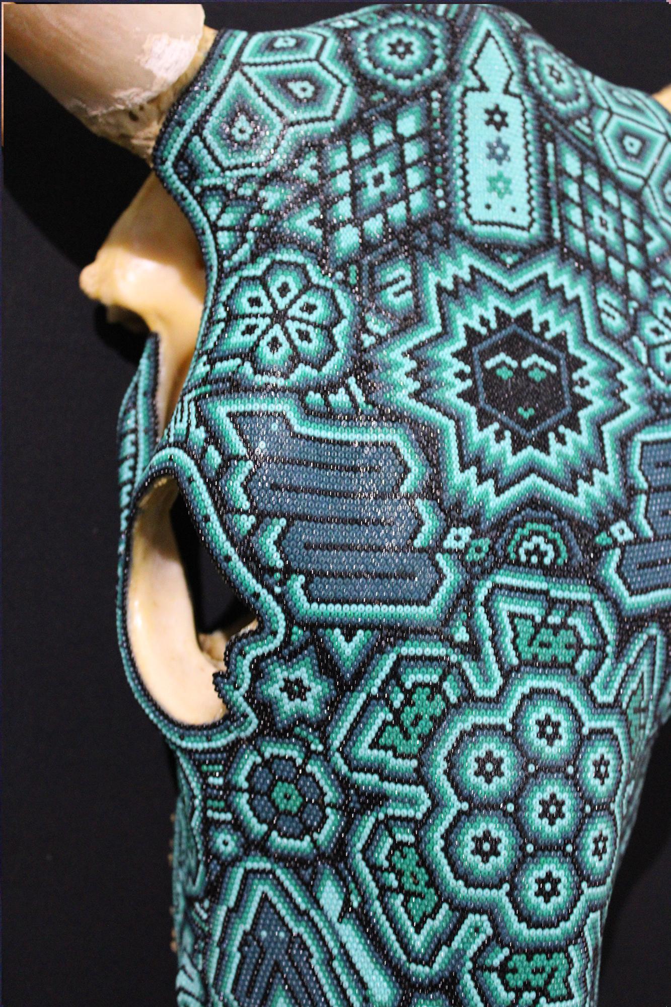 CRÁNEO DE TORO HUICHOL. . . . - Sculpture Arte pop de CHROMA aka Rick Wolfryd 