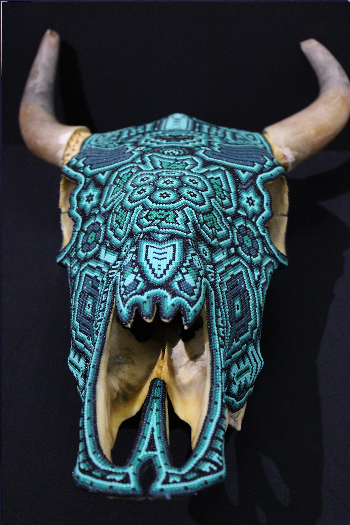 CRÁNEO DE TORO HUICHOL. . . . - Abstract Sculpture Negro de CHROMA aka Rick Wolfryd 