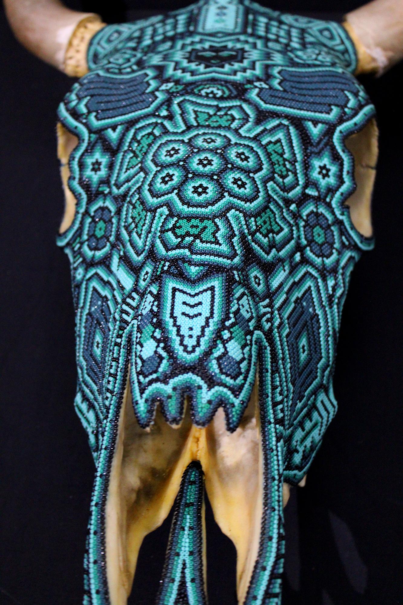 ARTE DE ALTERACIÓN . . es un proceso de colaboración entre Rick Wolfryd, artista plástico y marchante de arte con más de 40 años de experiencia, y varios artistas huicholes mexicanos y estudios de arte huicholes mexicanos por los que Rick se ha