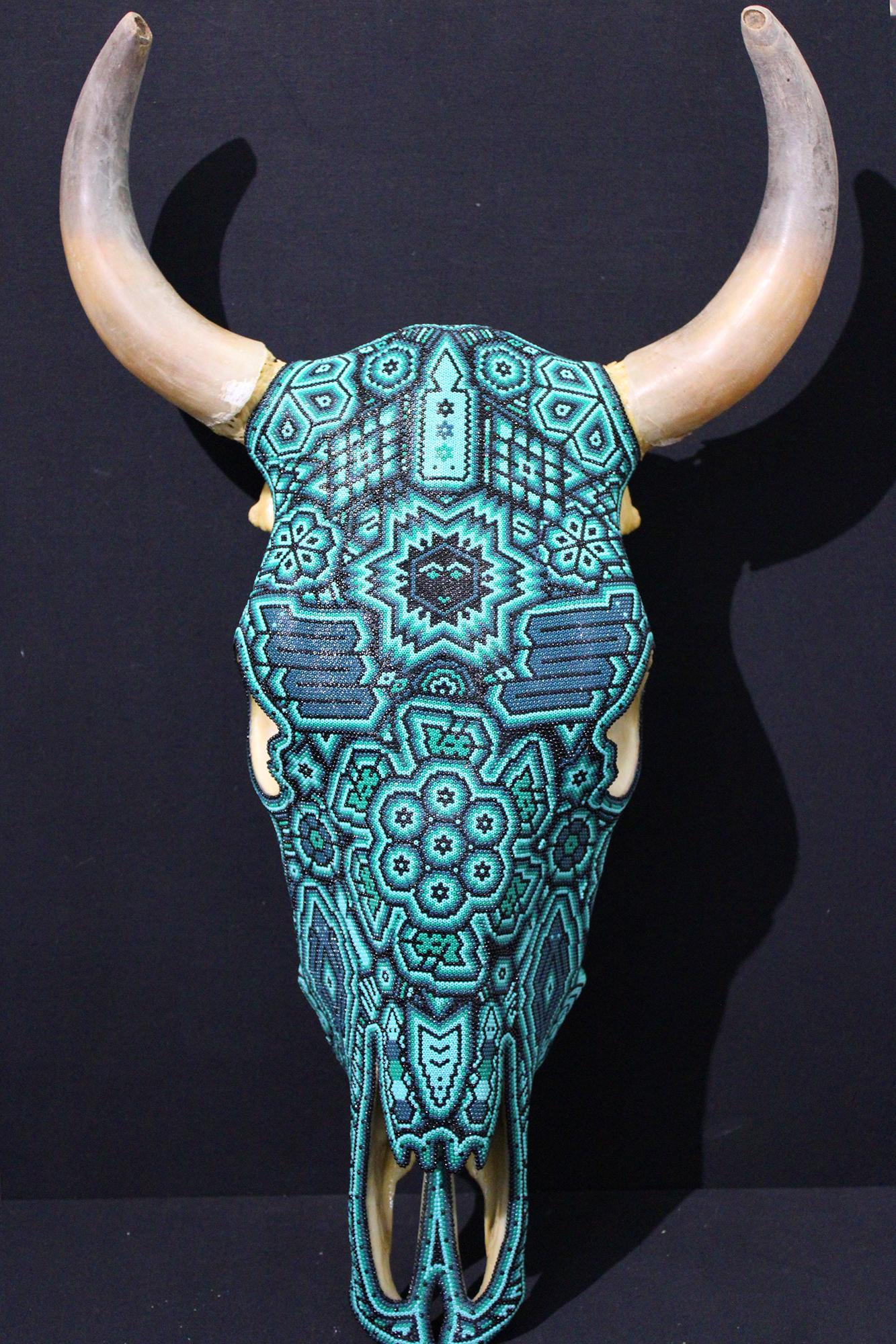 Abstract Sculpture de CHROMA aka Rick Wolfryd  - CRÁNEO DE TORO HUICHOL. . . .
