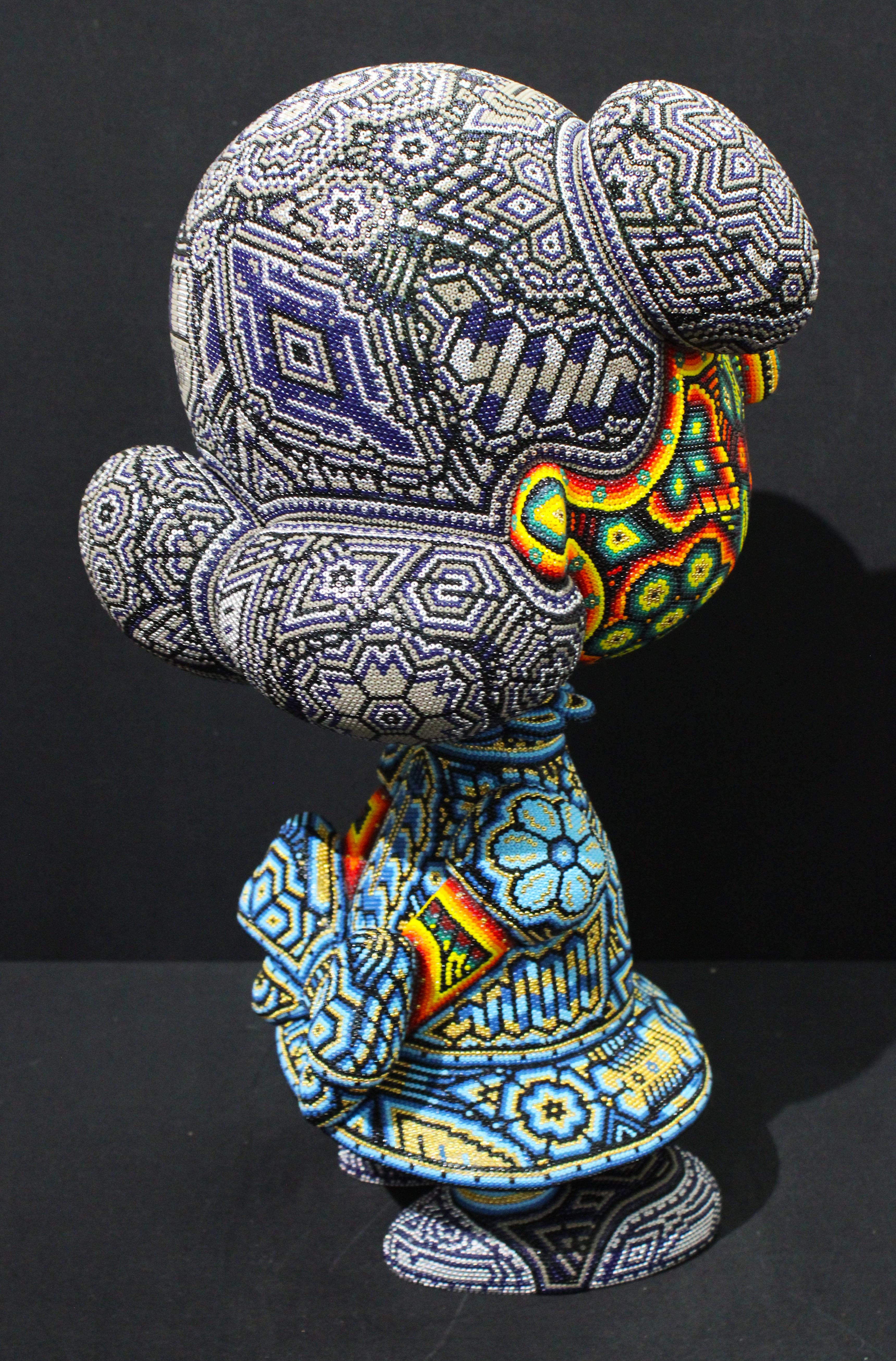 ALTERAZIONE DELL'ARTE . . è un processo di collaborazione tra Rick Wolfryd, artista e mercante d'arte con oltre 40 anni di esperienza, e vari artisti Huichol messicani e studi d'arte Huichol messicani da cui Rick è stato attratto dopo oltre 10 anni