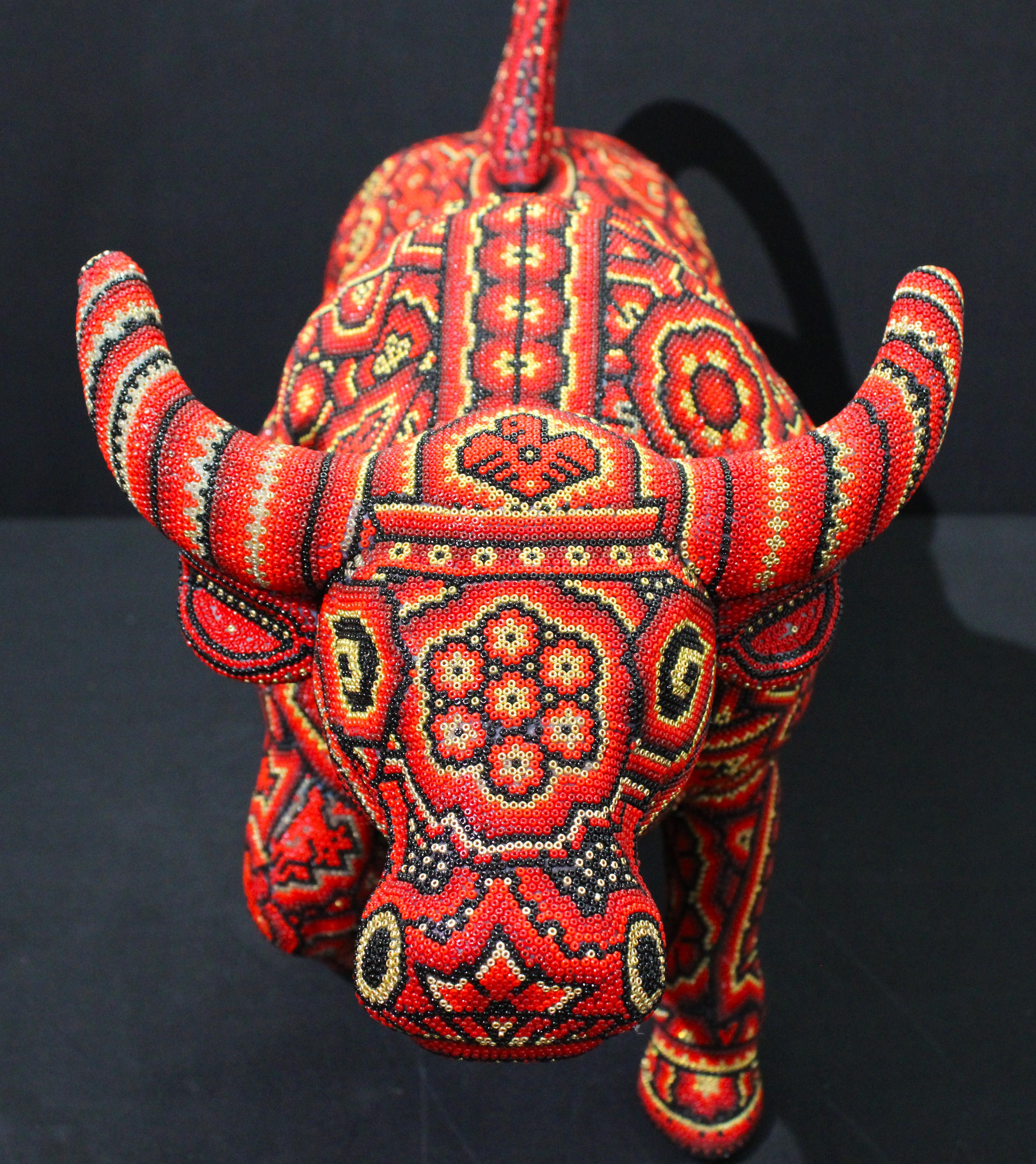 CHROMA-ROTER STIER – Sculpture von CHROMA aka Rick Wolfryd 