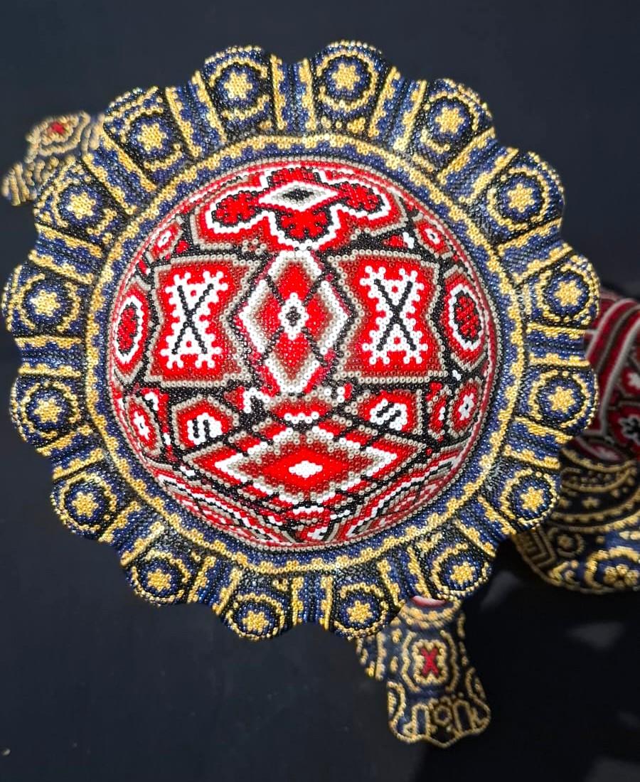 ARTE DE ALTERACIÓN . . es un proceso de colaboración entre Rick Wolfryd, artista plástico y marchante de arte con más de 40 años de experiencia, y varios artistas huicholes mexicanos y estudios de arte huicholes mexicanos por los que Rick se ha