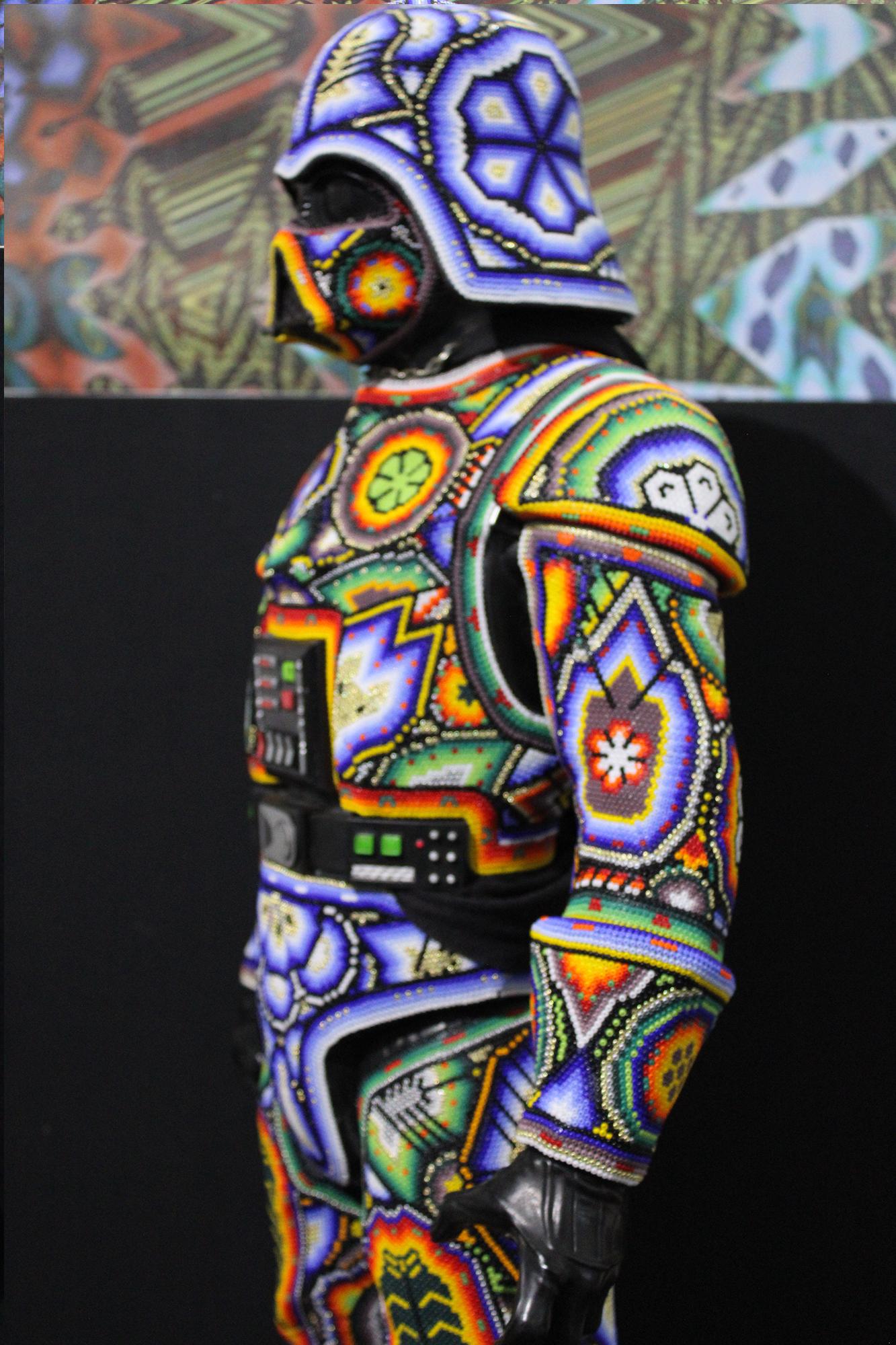 ARTE DE ALTERACIÓN . . es un proceso de colaboración entre Rick Wolfryd, artista plástico y marchante de arte con más de 40 años de experiencia, y varios artistas huicholes mexicanos y estudios de arte huicholes mexicanos por los que Rick se ha