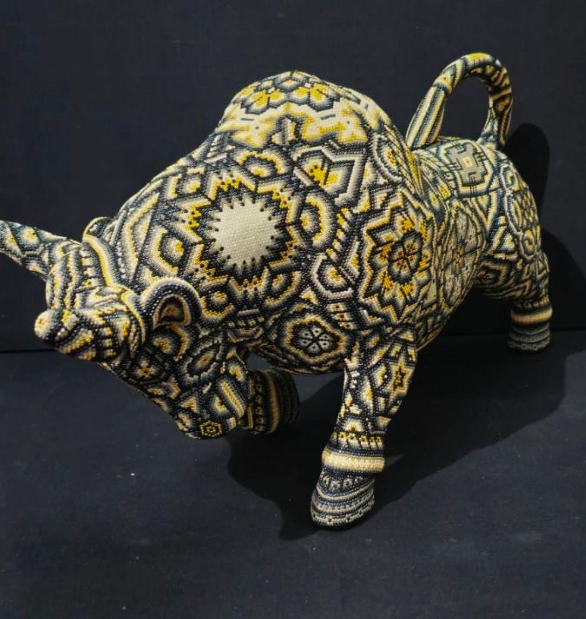 Precios especiales de Navidad

AP. 0005 

ARTE DE ALTERACIÓN . . es un proceso de colaboración entre Rick Wolfryd, artista plástico y marchante de arte con más de 40 años de experiencia, y varios artistas huicholes mexicanos y estudios de arte