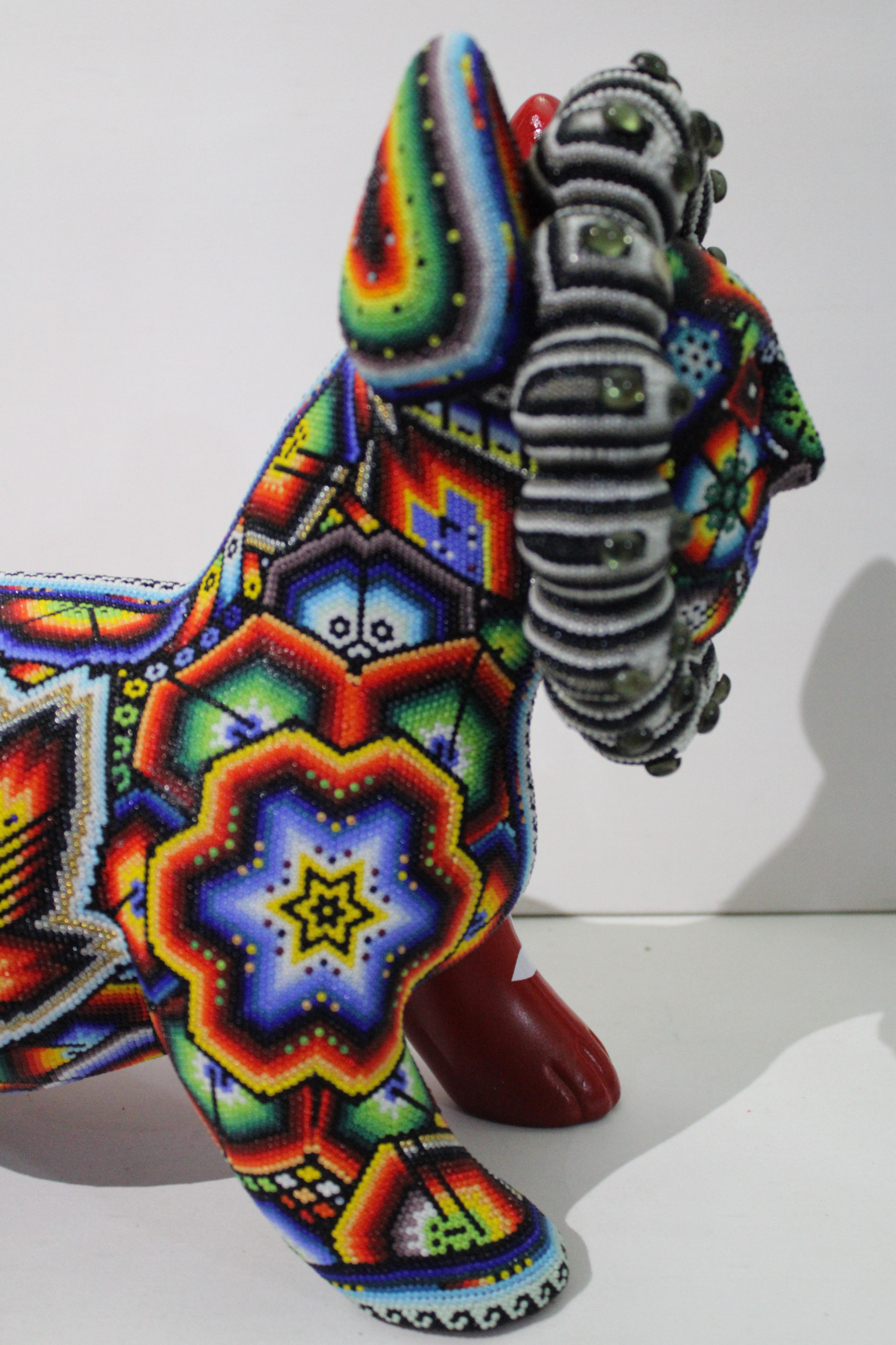 ARTE DE ALTERACIÓN . . es un proceso de colaboración entre Rick Wolfryd, artista plástico y marchante de arte con más de 40 años de experiencia, y varios artistas huicholes mexicanos y estudios de arte huicholes mexicanos por los que Rick se ha