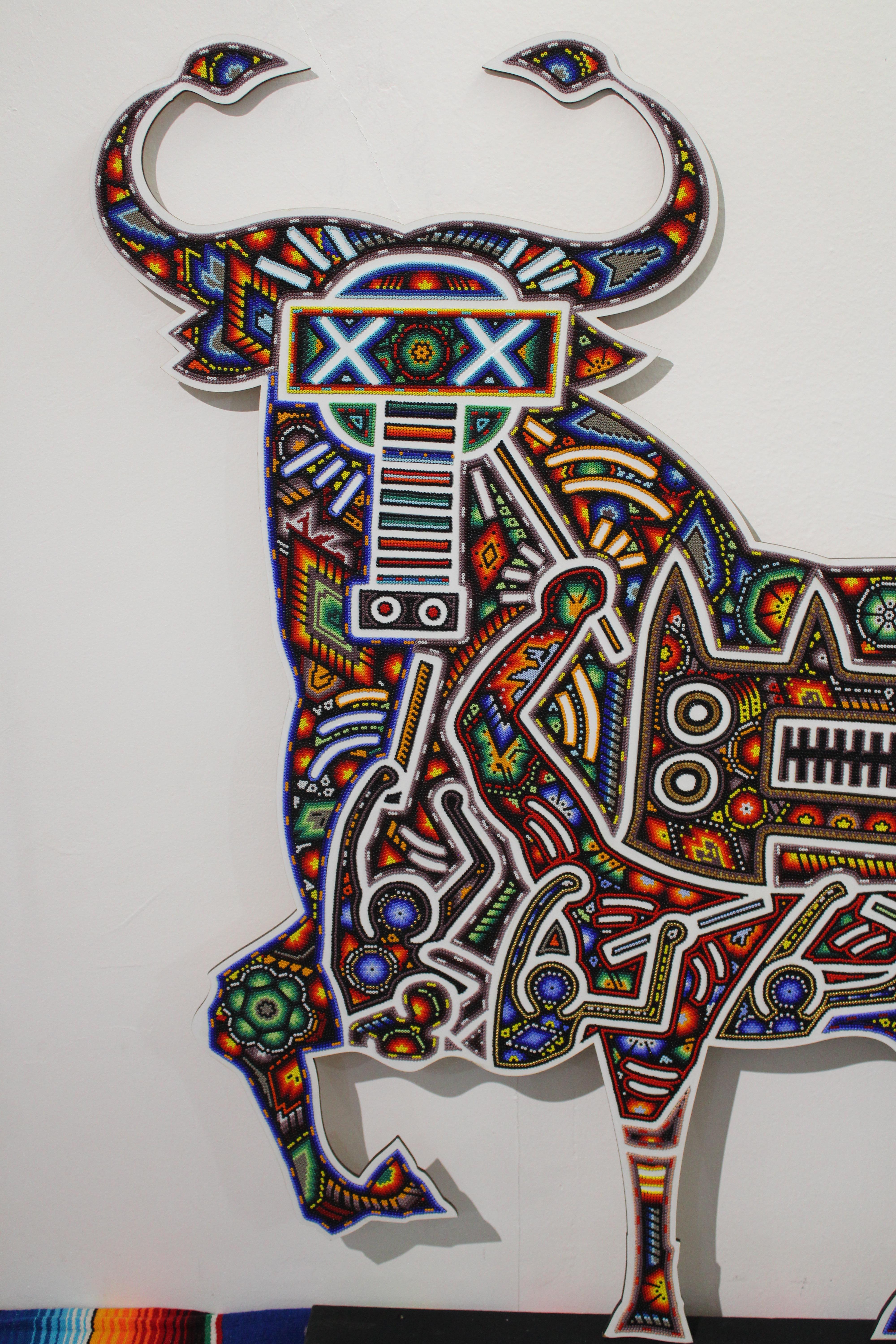 Plaque murale Huichol Bull d'après Keith Haring - Pop Art Sculpture par CHROMA aka Rick Wolfryd 
