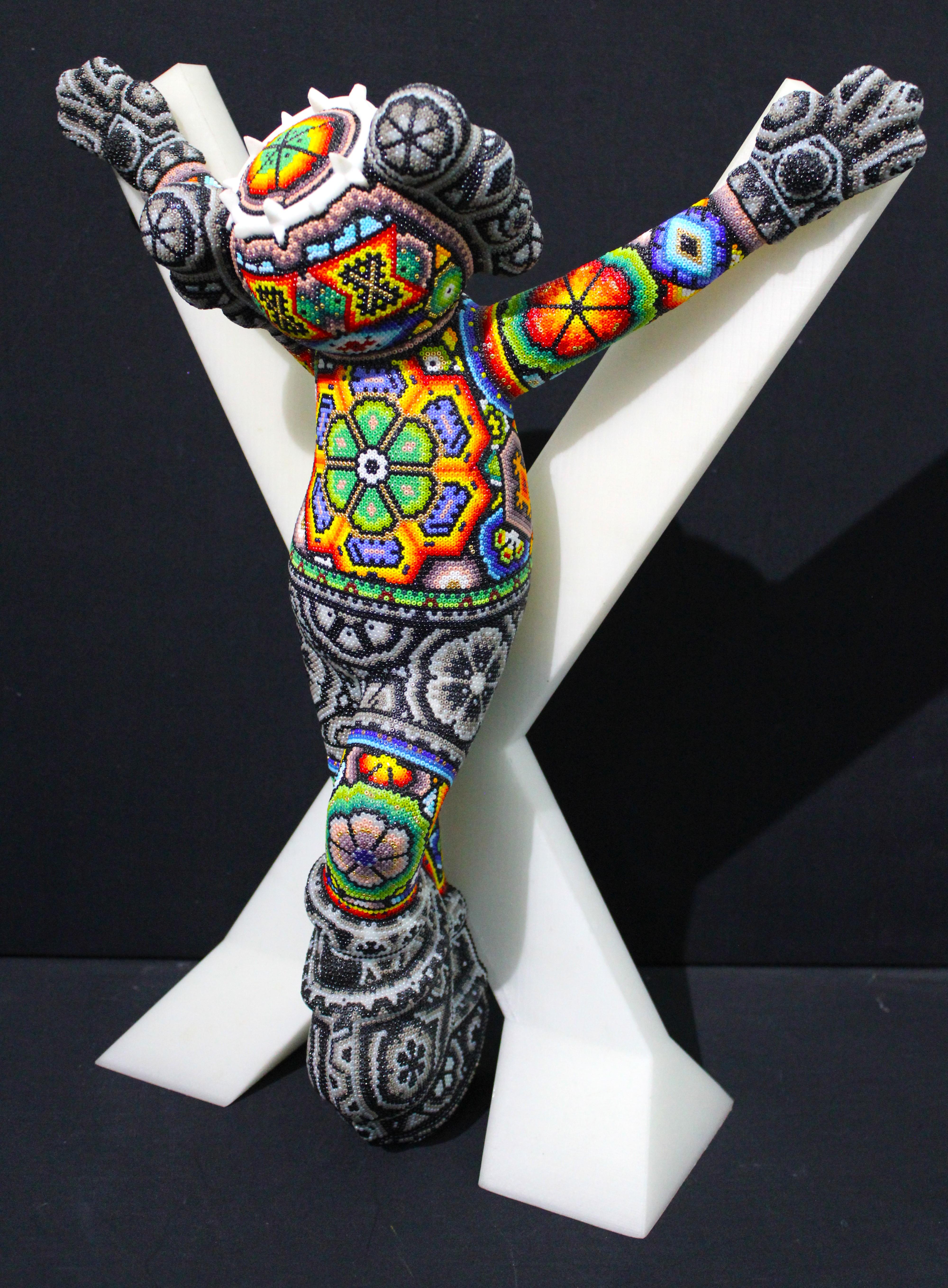 Huichol " Cristo bajó" Escultura de cuentas de la serie Alteraciones Huichol