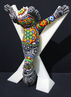 Huichol " Cristo bajó" Escultura de cuentas de la serie Alteraciones Huichol
