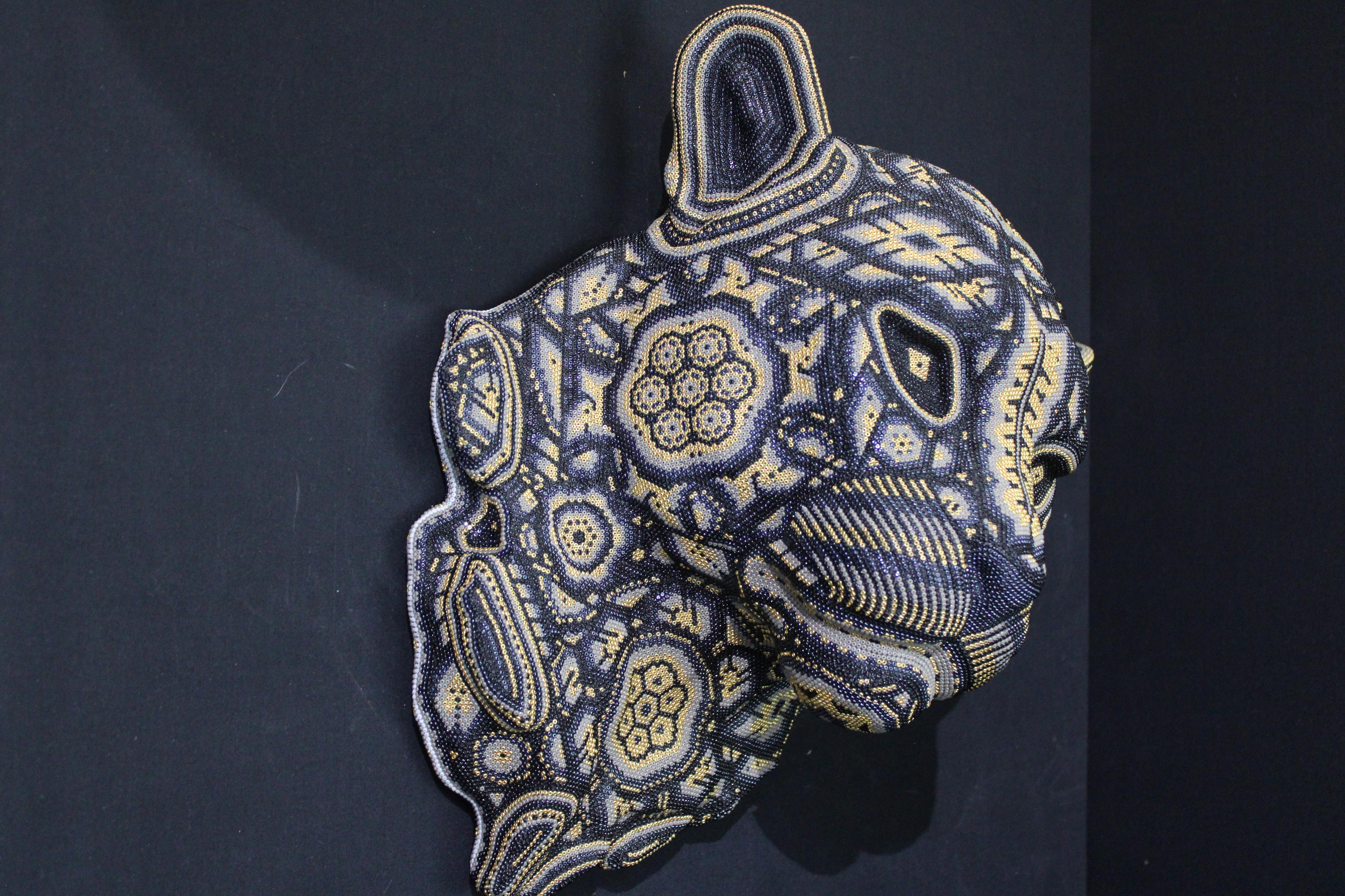 Tier Nashorn . . eine eher traditionelle Skulptur im HUICHOL-Stil. Sieht in jedem Raum toll aus!!!

ALTERATION ART . . ist eine Collaboration zwischen Rick Wolfryd, bildender Künstler und Kunsthändler mit über 40 Jahren Erfahrung, und verschiedenen