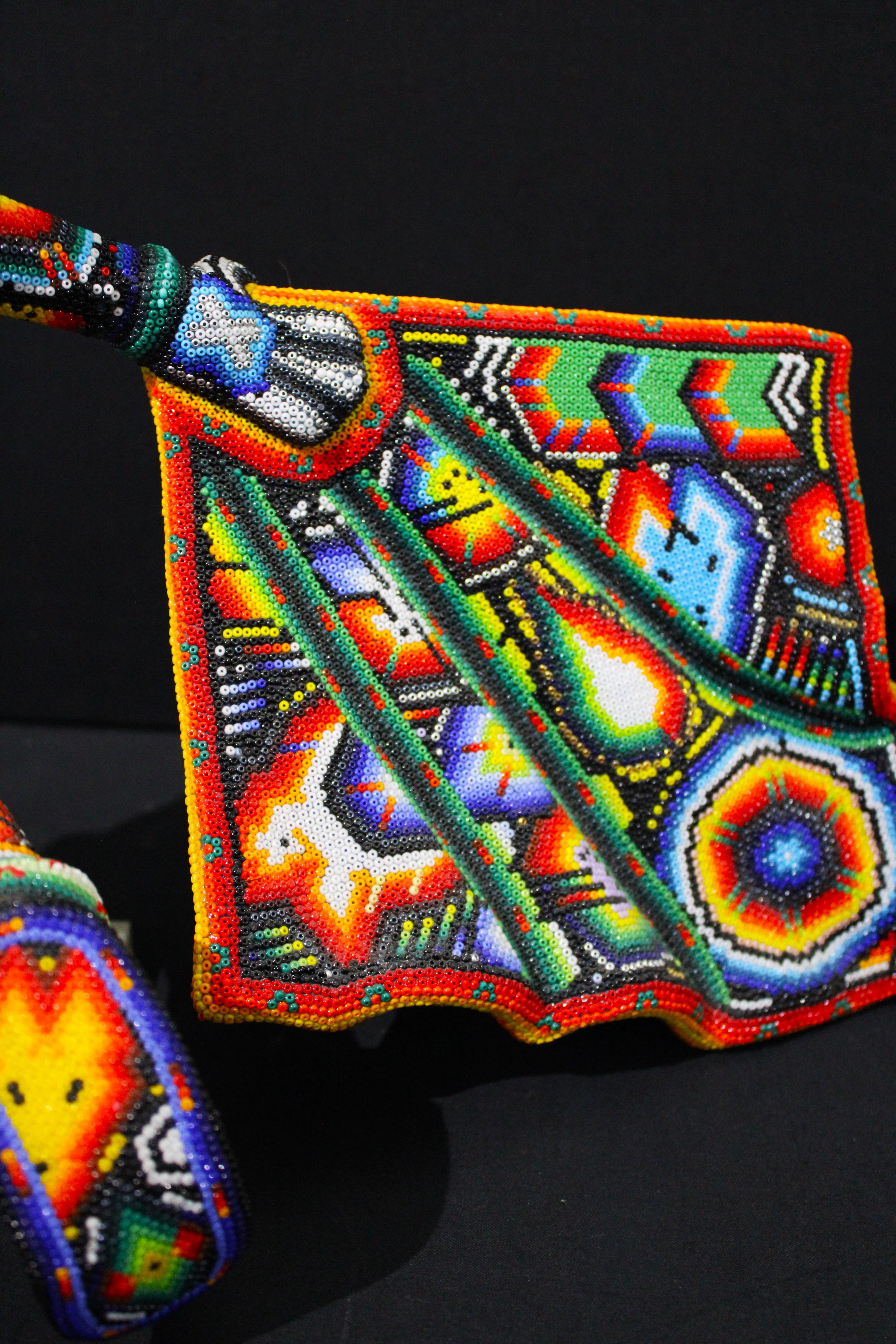 Huichol-Skulptur „Toreador Independiente“ aus der Serie Huichol ALTERATIONS im Angebot 5