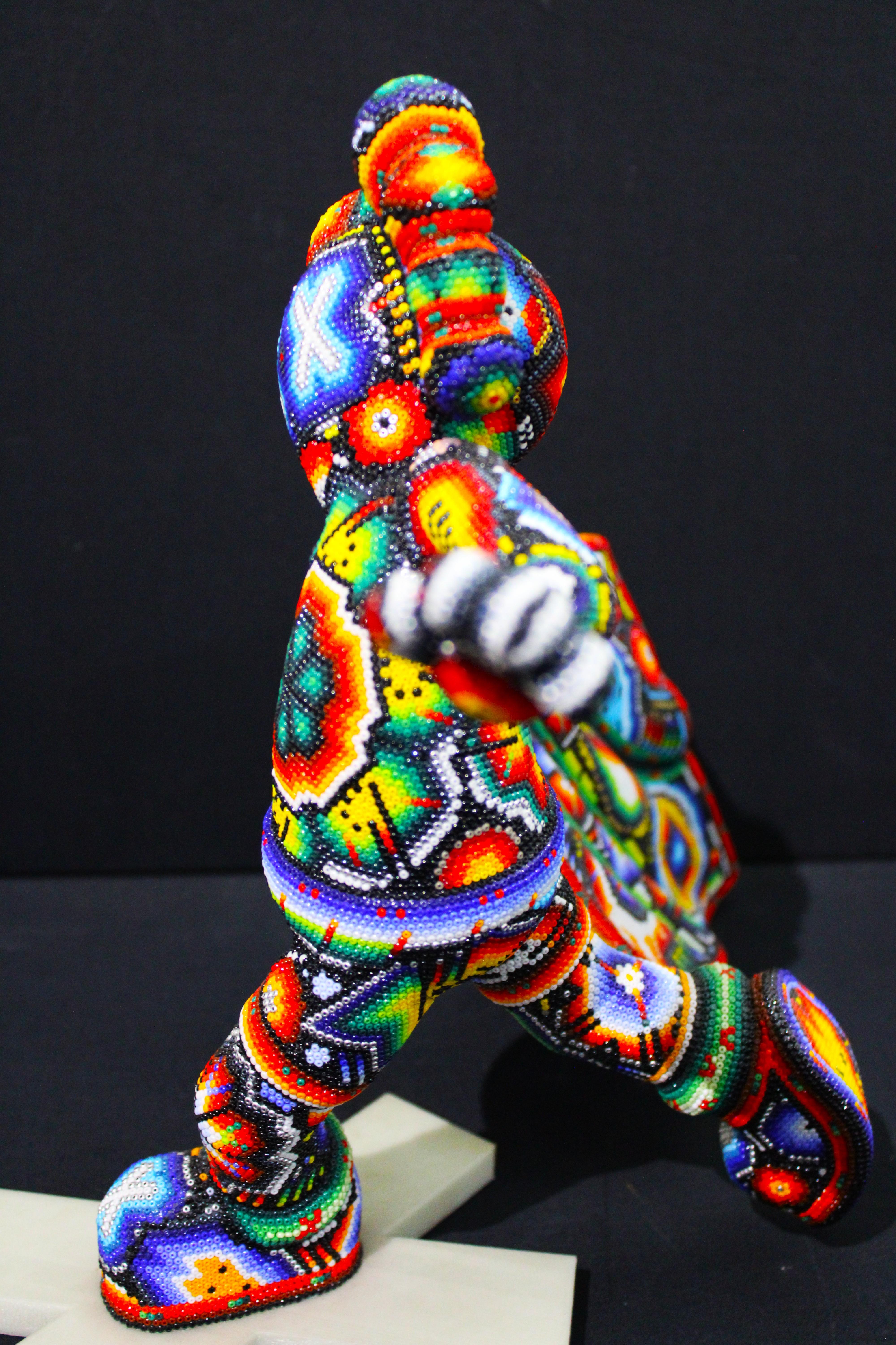 Huichol-Skulptur „Toreador Independiente“ aus der Serie Huichol ALTERATIONS – Sculpture von CHROMA aka Rick Wolfryd 