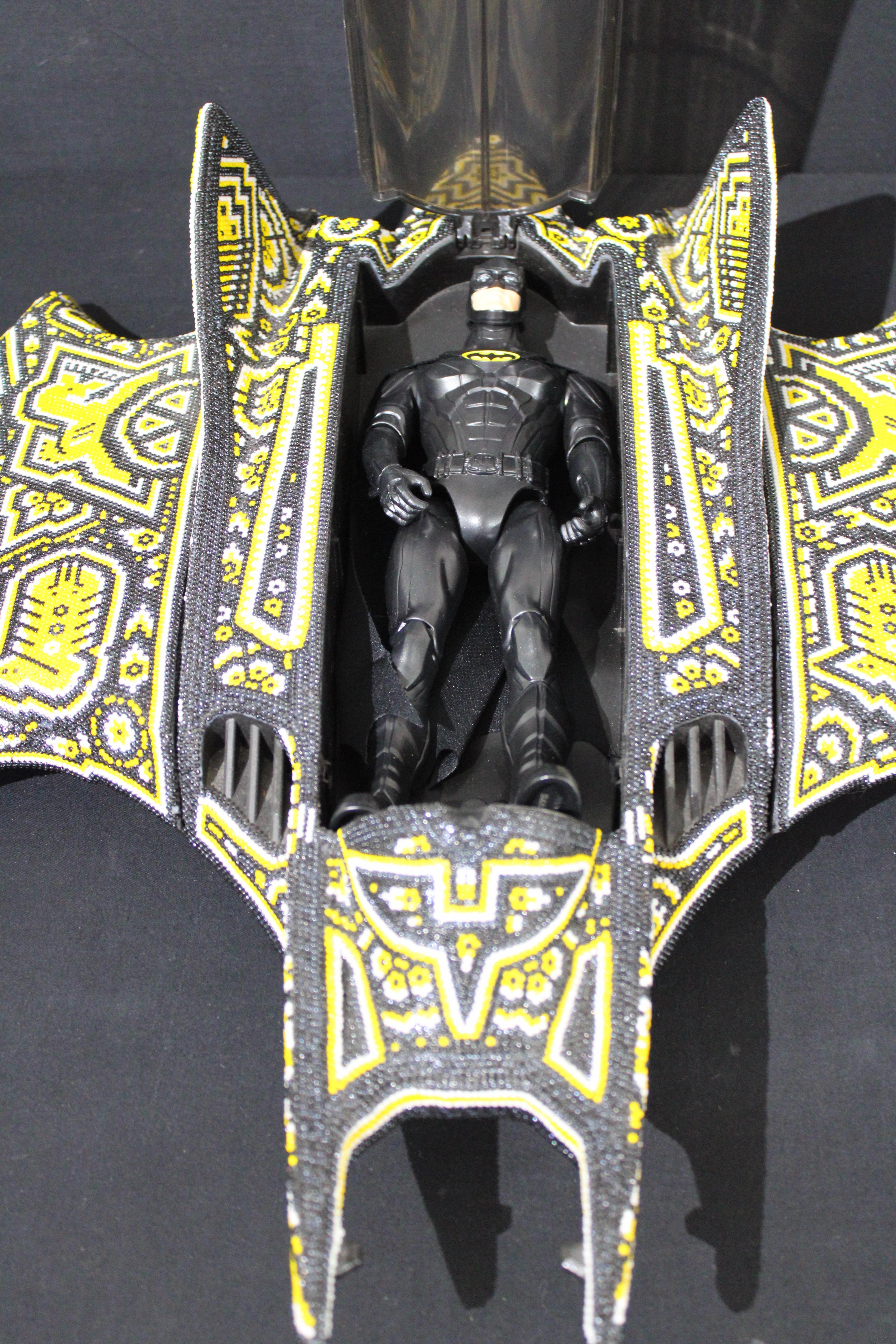 Huichol ULTRA RARE BATMOVIL  de Huichol Alterations en vente 3