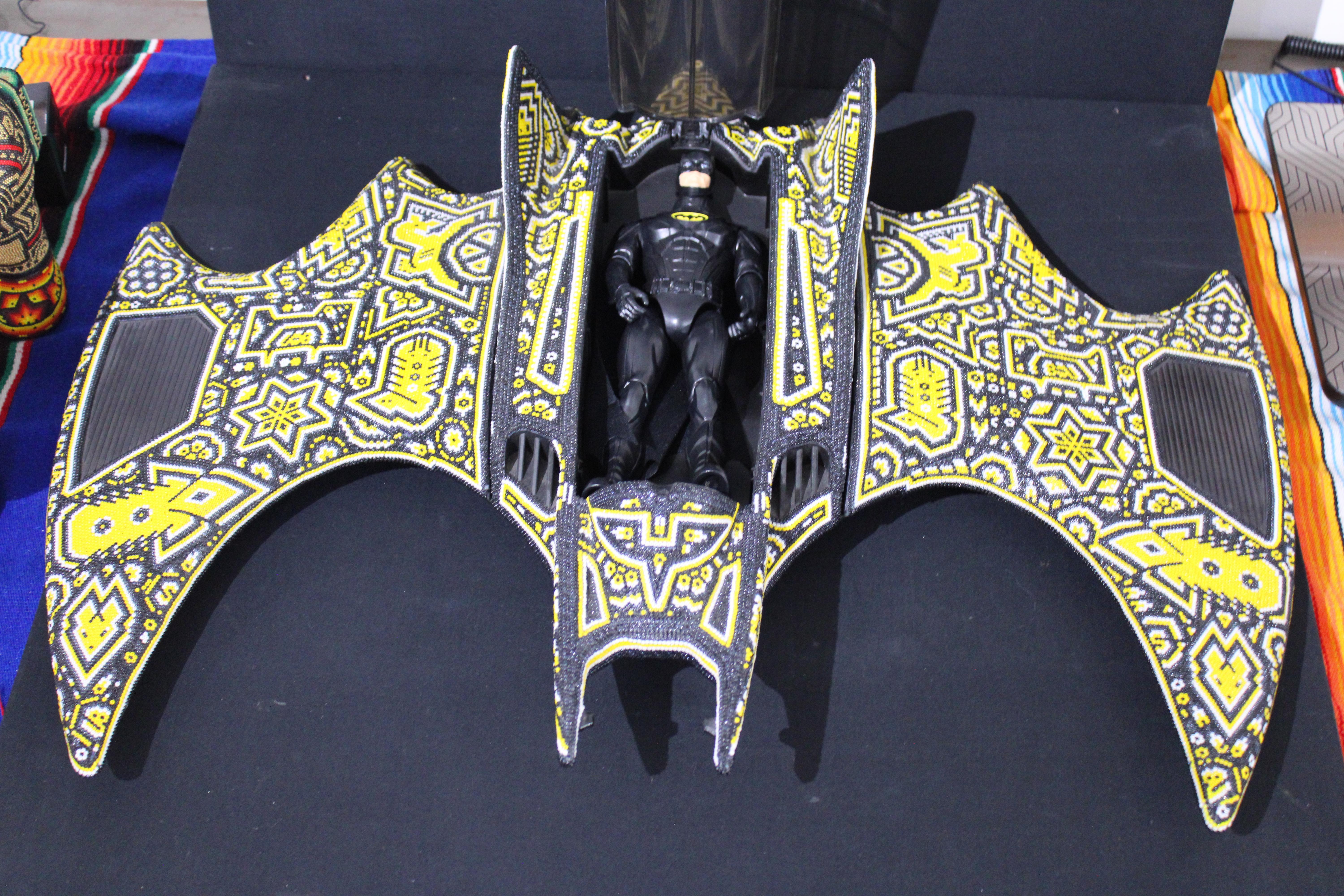 Huichol ULTRA RARE BATMOVIL  de Huichol Alterations en vente 4