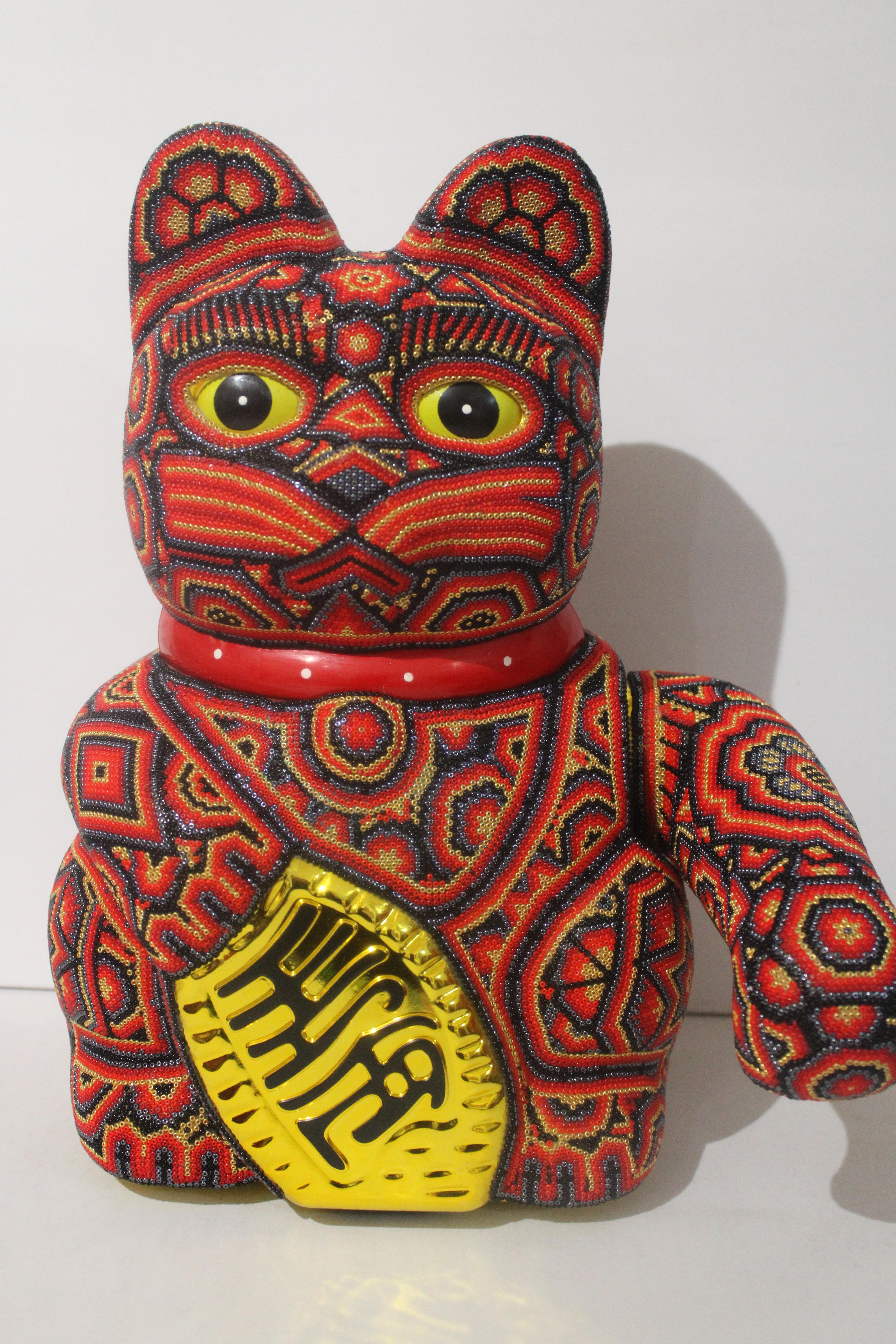Abstract Sculpture di CHROMA aka Rick Wolfryd  - Gatto con soldi di grandi dimensioni della serie Huichol ALTERATIONS
