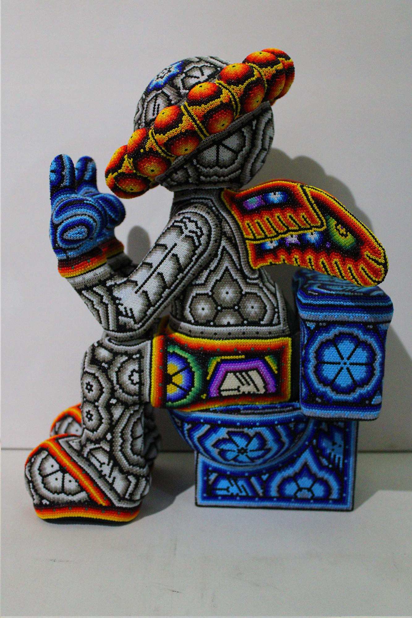 « L'enfant à fleurs » de Huichol ALTERATIONS - Sculpture de CHROMA aka Rick Wolfryd 