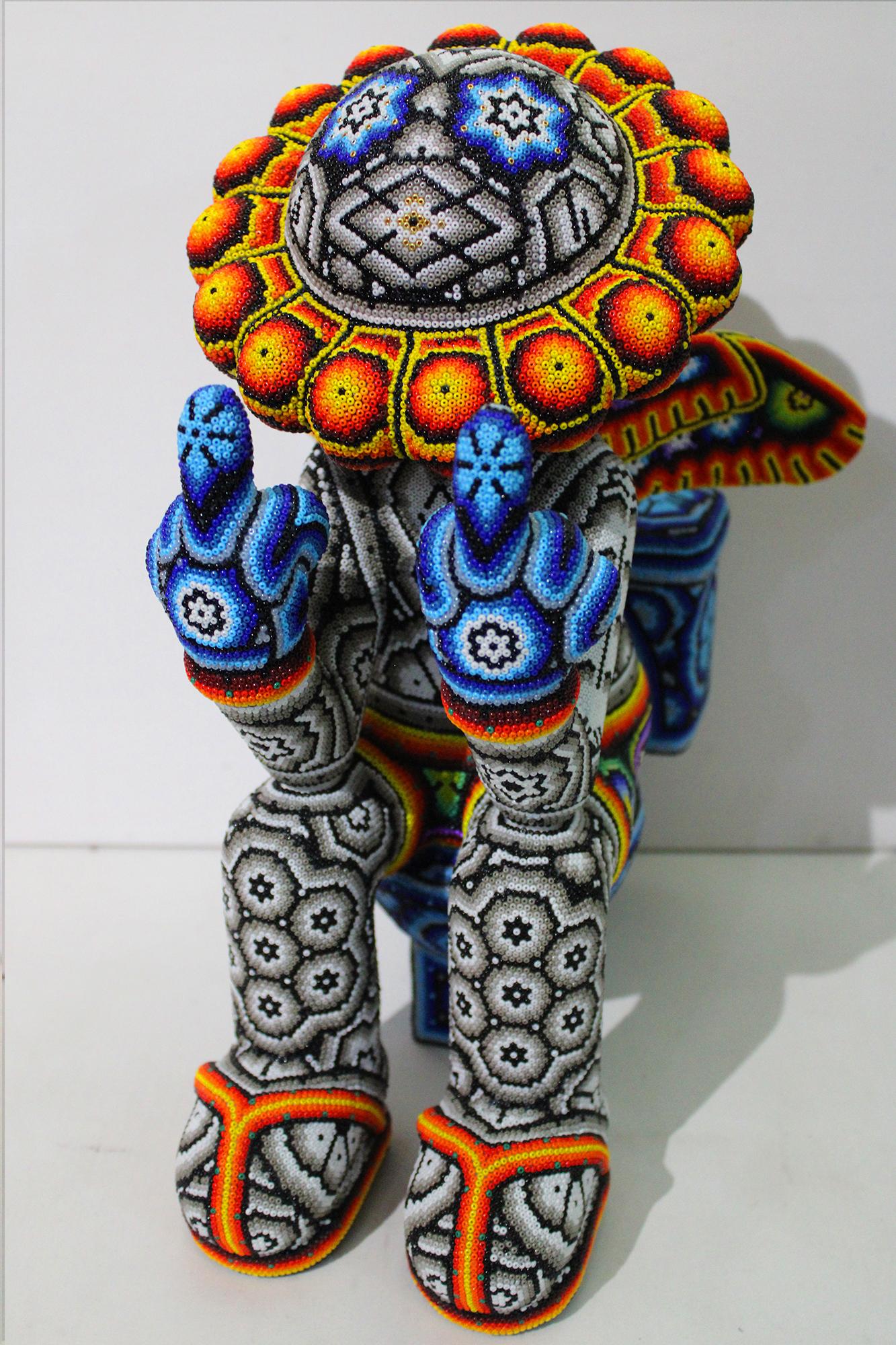 « L'enfant à fleurs » de Huichol ALTERATIONS - Pop Art Sculpture par CHROMA aka Rick Wolfryd 