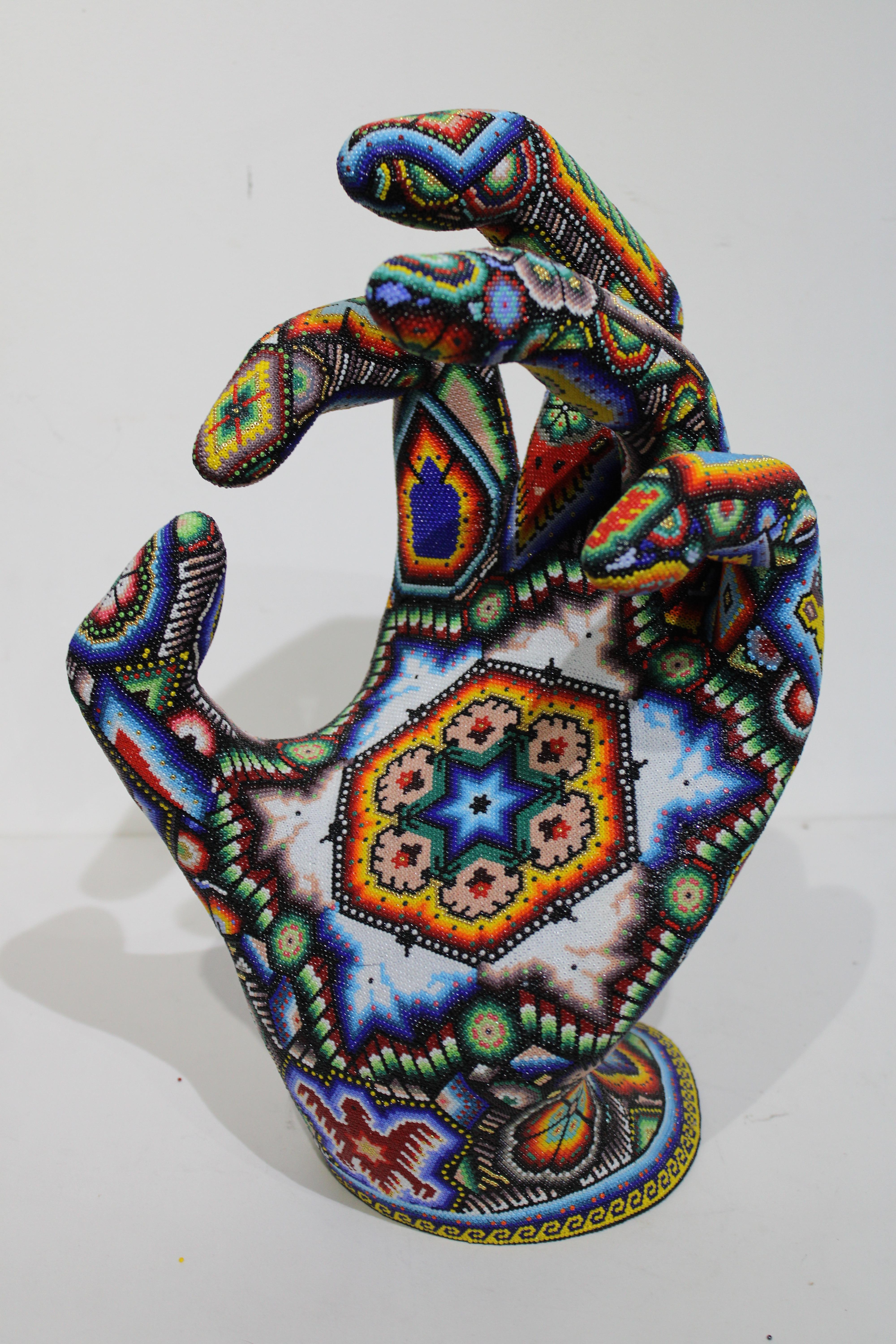 Huichol "Mano Mágica 3"  Escultura de cuentas de  Serie ALTERACIONES Huicholes