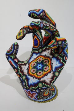 Huichol "Mano Mágica 3"  Escultura de cuentas de  Serie ALTERACIONES Huicholes