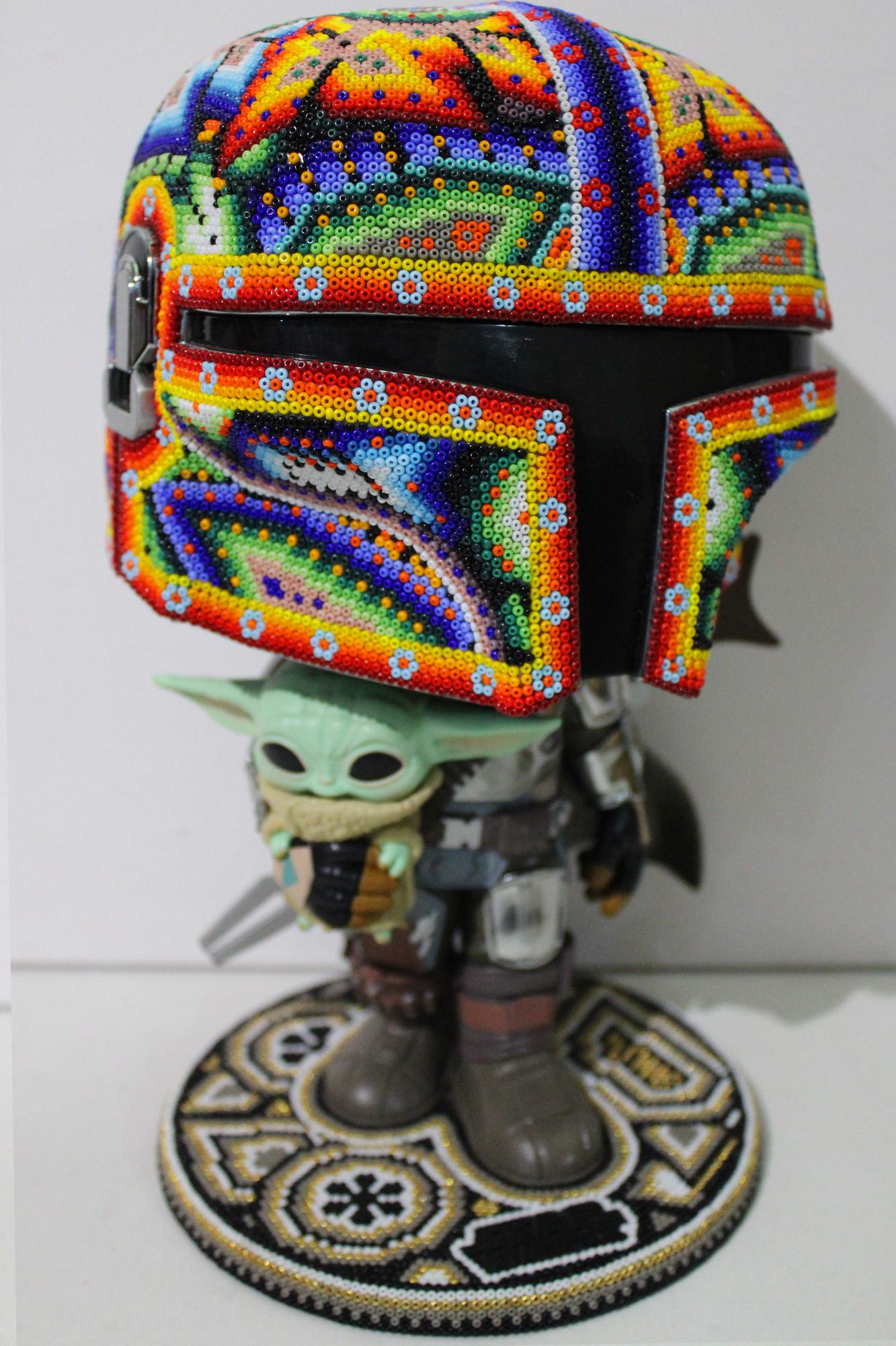 CHROMA aka Rick Wolfryd  Figurative Sculpture – „Mandalorian Star Wars“ aus der Serie Huichol ALTERATIONS