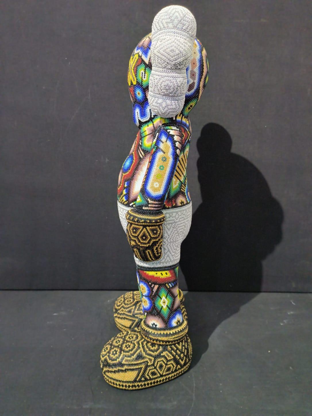 Mexikanische Huichol-Skulptur nach Kühen, Spielzeug, Perlenskulptur – Sculpture von CHROMA aka Rick Wolfryd 
