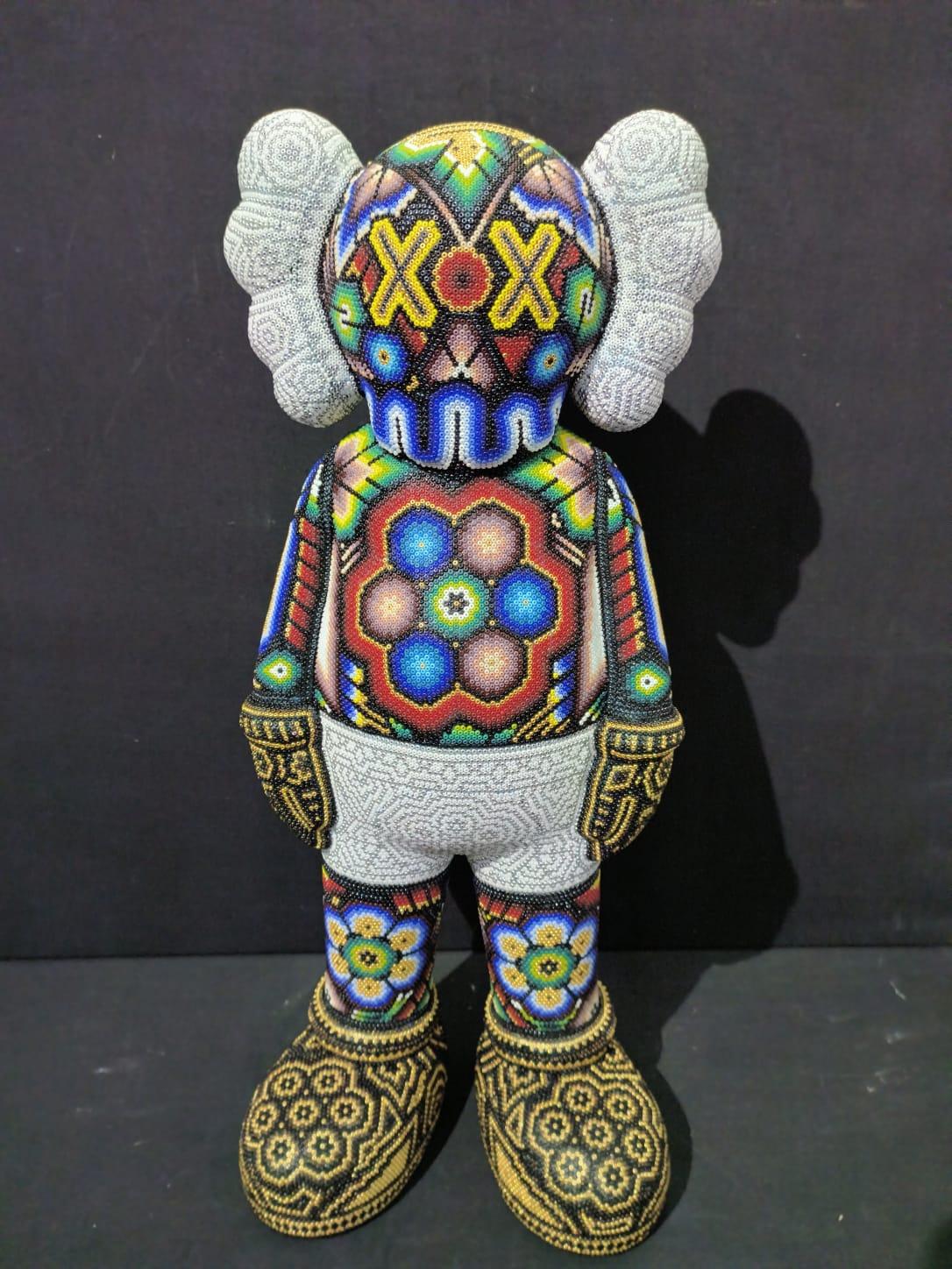 Mexikanische Huichol-Skulptur nach Kühen, Spielzeug, Perlenskulptur (Pop-Art), Sculpture, von CHROMA aka Rick Wolfryd 
