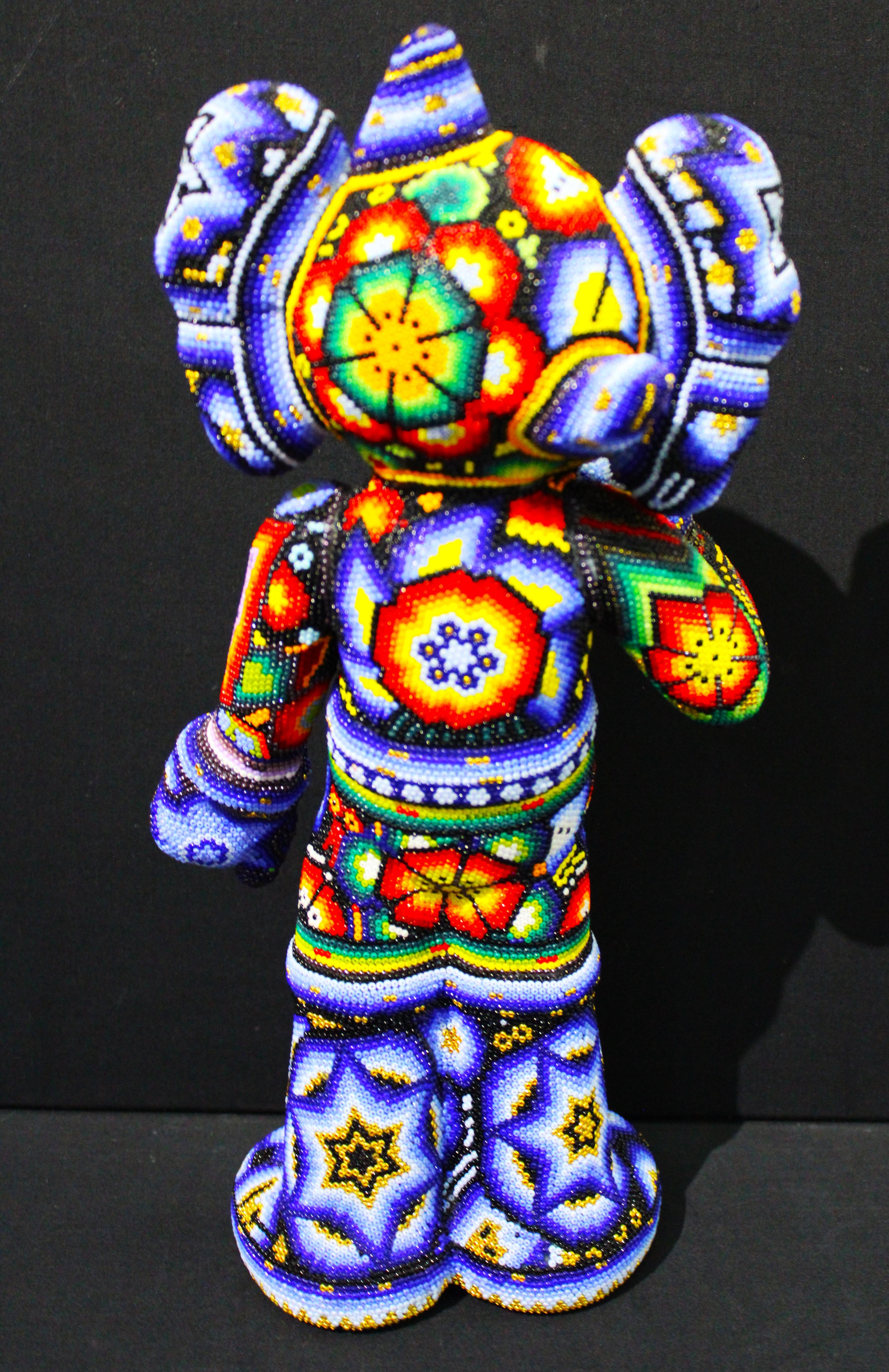 Mexikanische Huichol Astro Boy Spielzeug-Perlen-Skulptur, Huichol – Sculpture von CHROMA aka Rick Wolfryd 