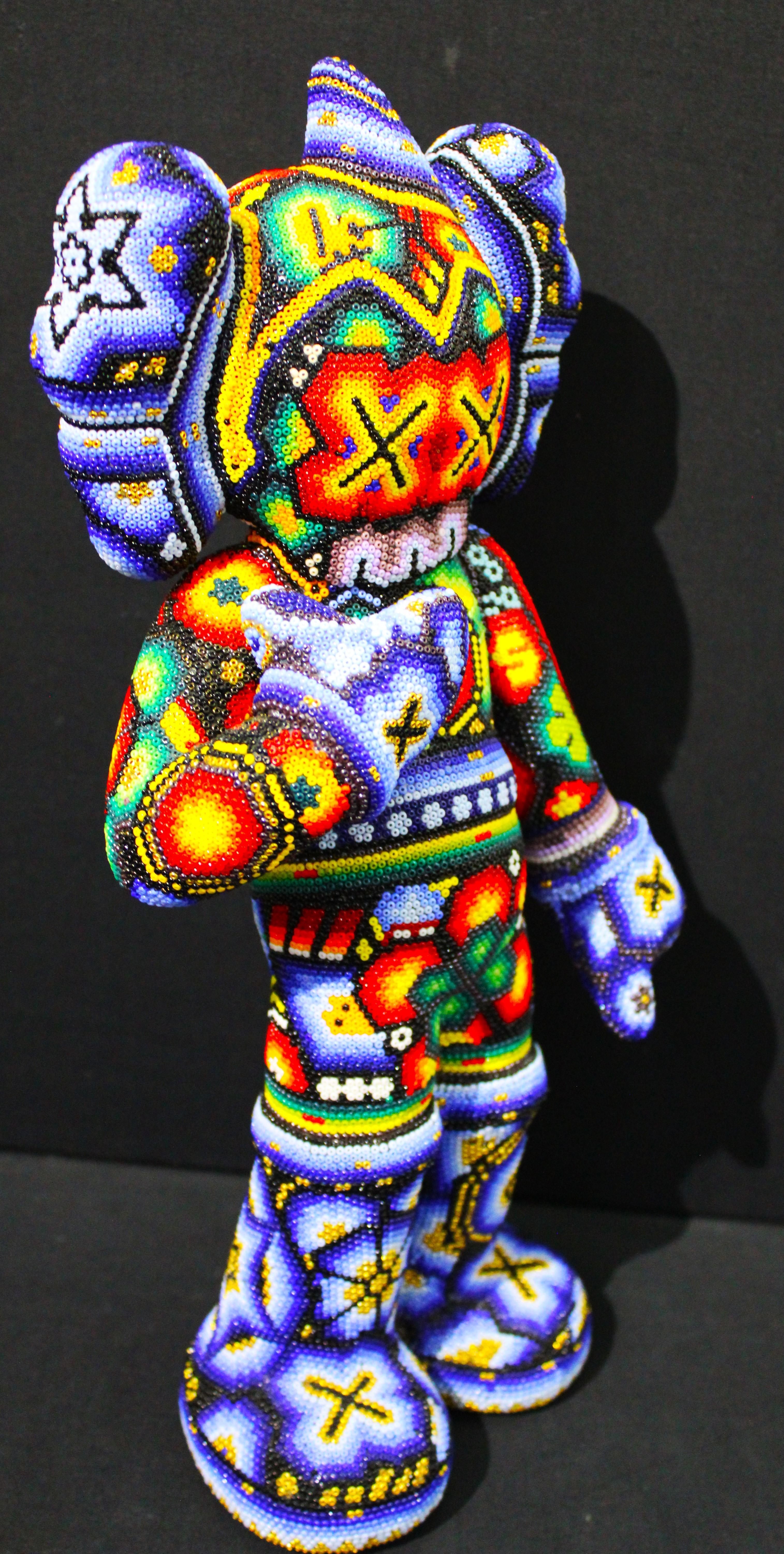 Mexikanische Huichol Astro Boy Spielzeug-Perlen-Skulptur, Huichol (Schwarz), Figurative Sculpture, von CHROMA aka Rick Wolfryd 