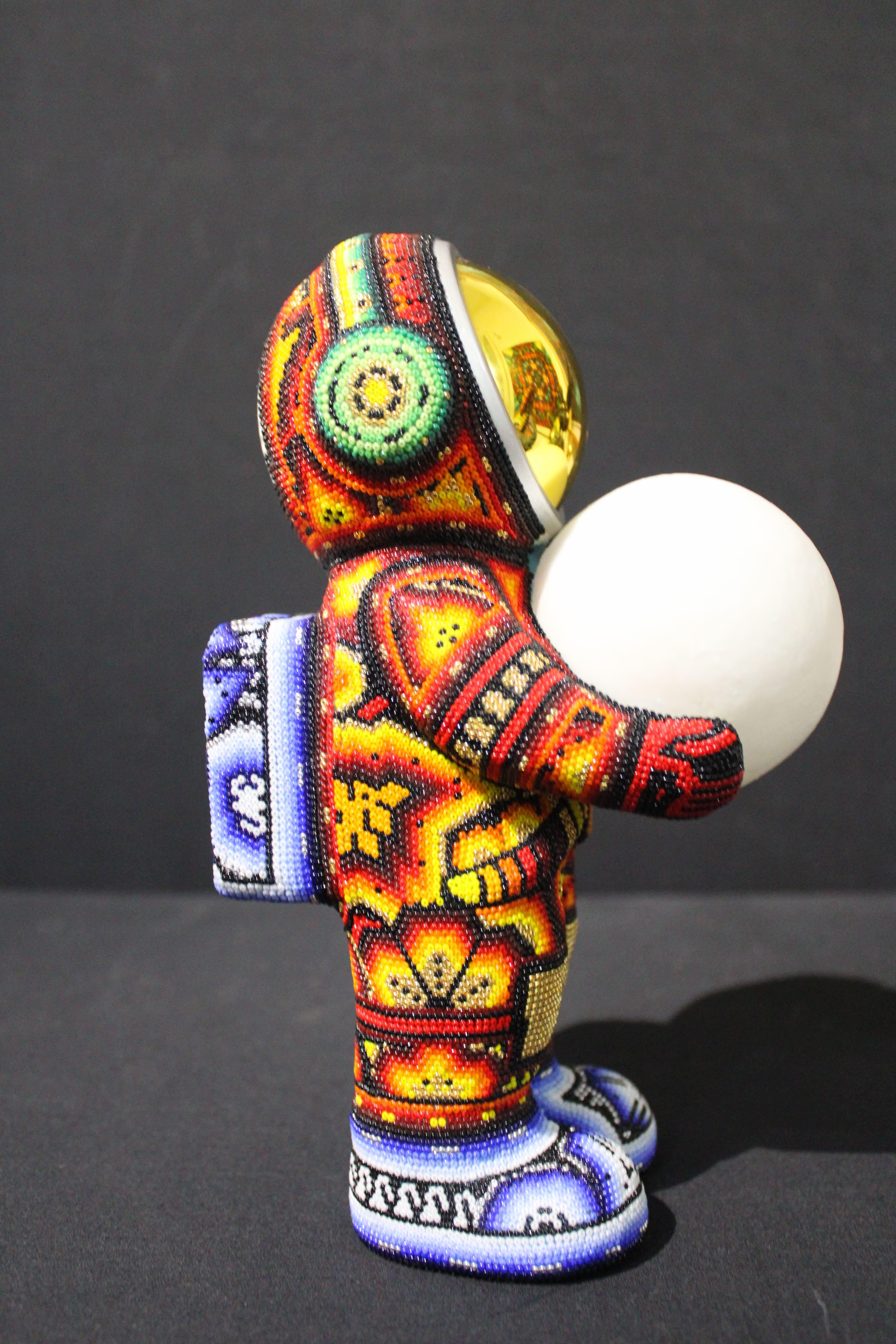 DEL ESPACIO A TU ESCRITORIO!!!. . .
¡¡¡¡BLUETOOTH Y ALTAVOZ DE RADIO INCLUIDOS!!!!

Una escultura de estilo HUICHOL más tradicional.  ¡¡¡Queda genial en cualquier habitación!!!

ARTE DE ALTERACIÓN . . es un proceso de colaboración entre Rick