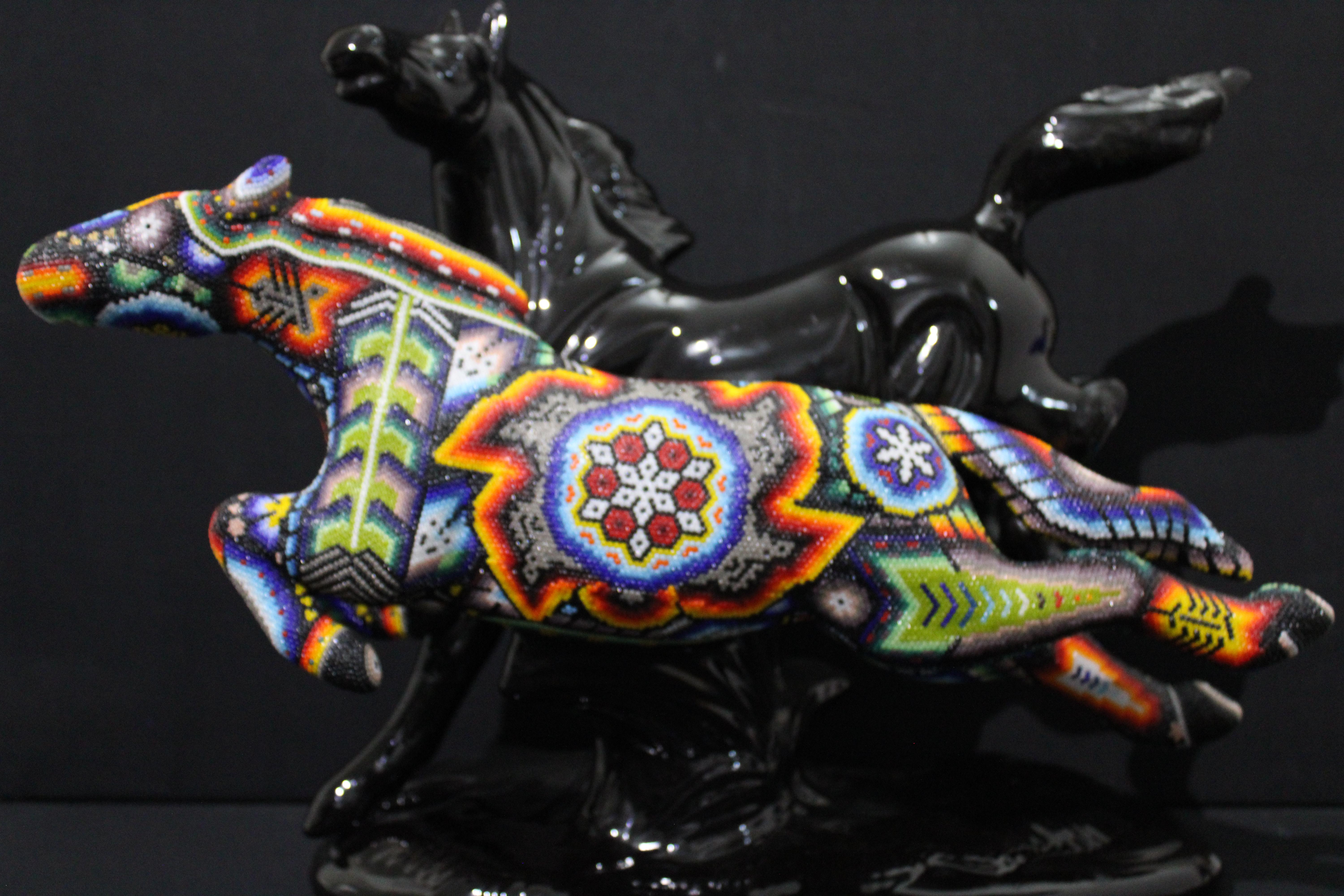 Mexikanische Huichol-Skulptur von perlenbesetzten Kunstpferden im Angebot 5