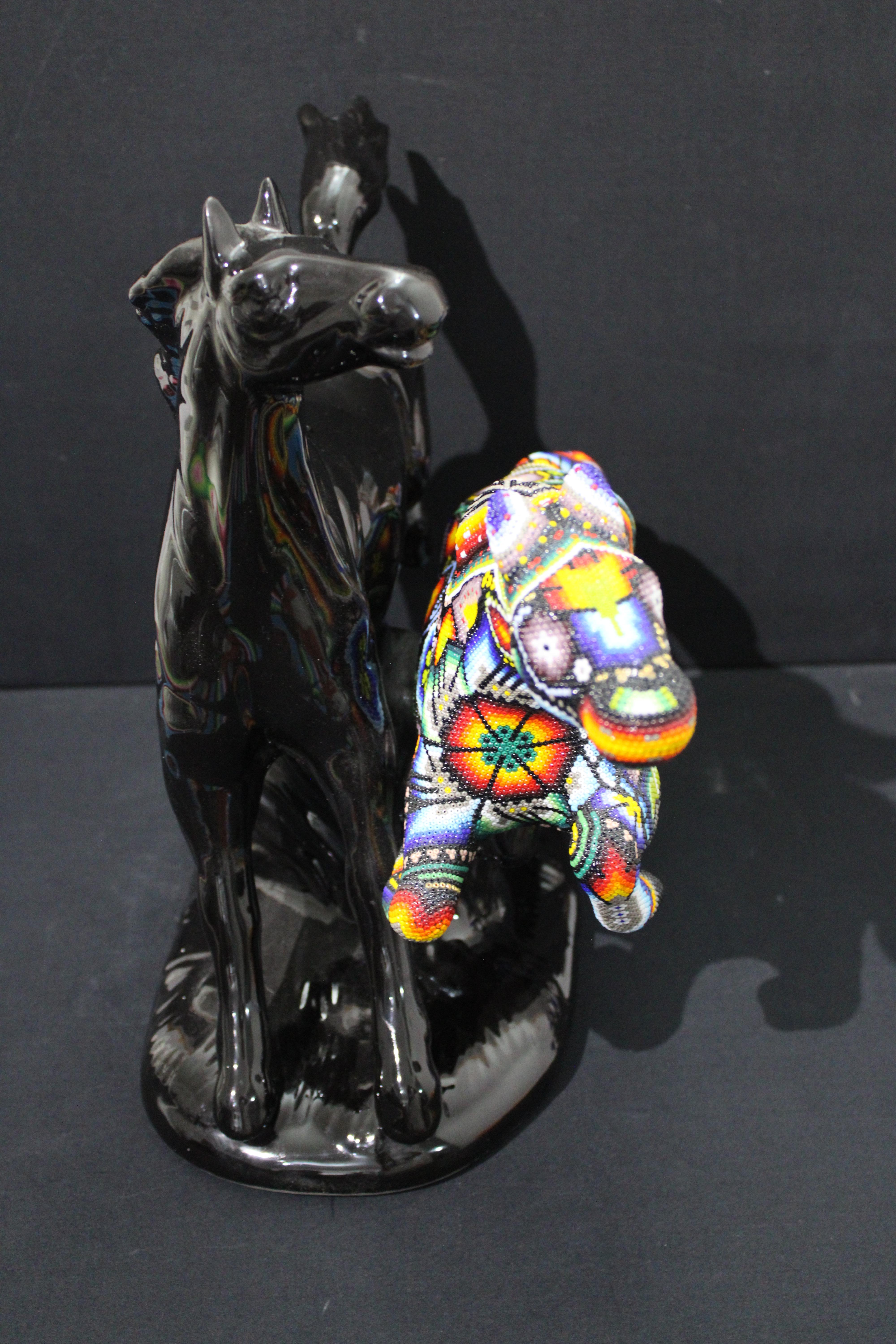 Mexikanische Huichol-Skulptur von perlenbesetzten Kunstpferden – Sculpture von CHROMA aka Rick Wolfryd 