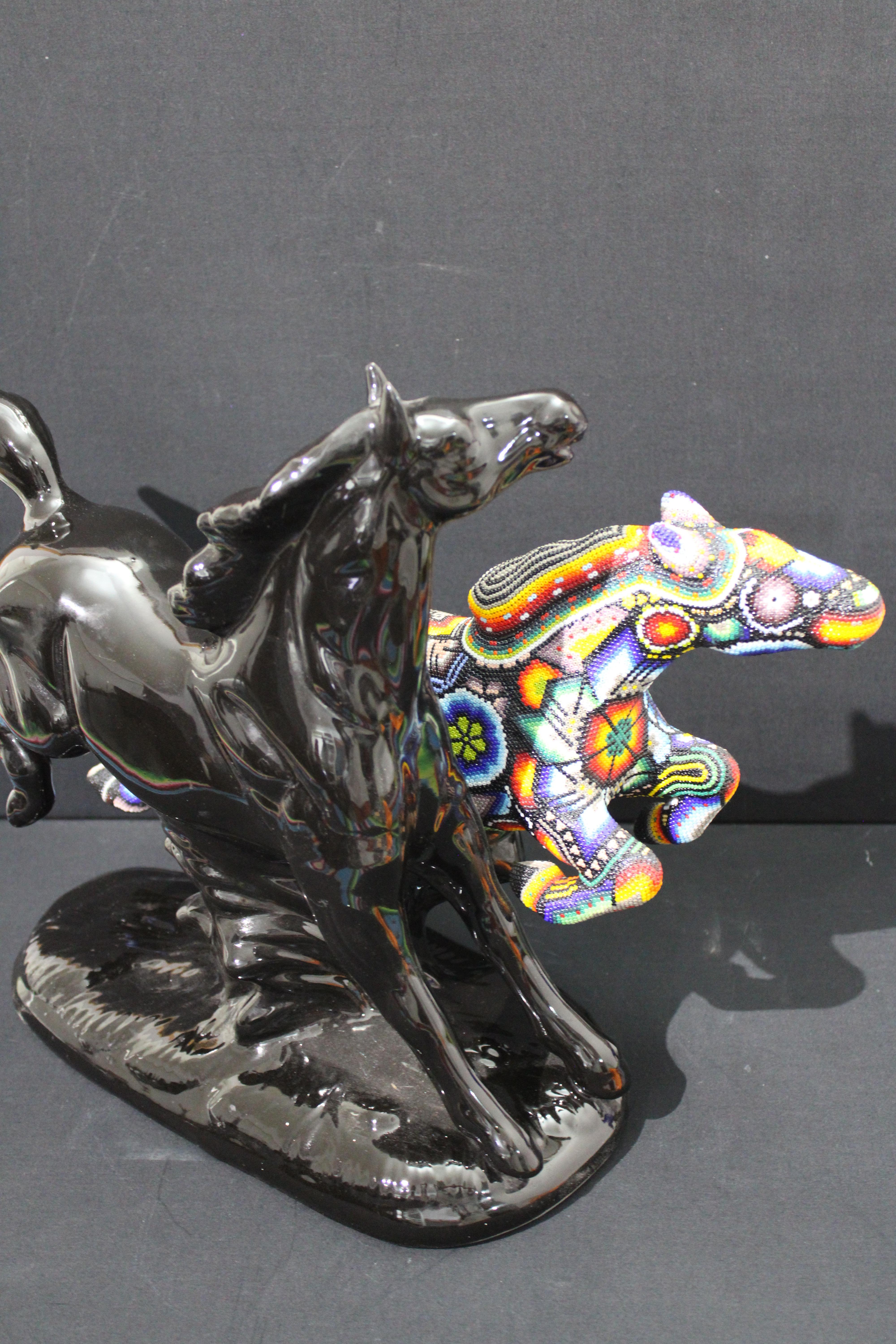 Mexikanische Huichol-Skulptur von perlenbesetzten Kunstpferden (Pop-Art), Sculpture, von CHROMA aka Rick Wolfryd 