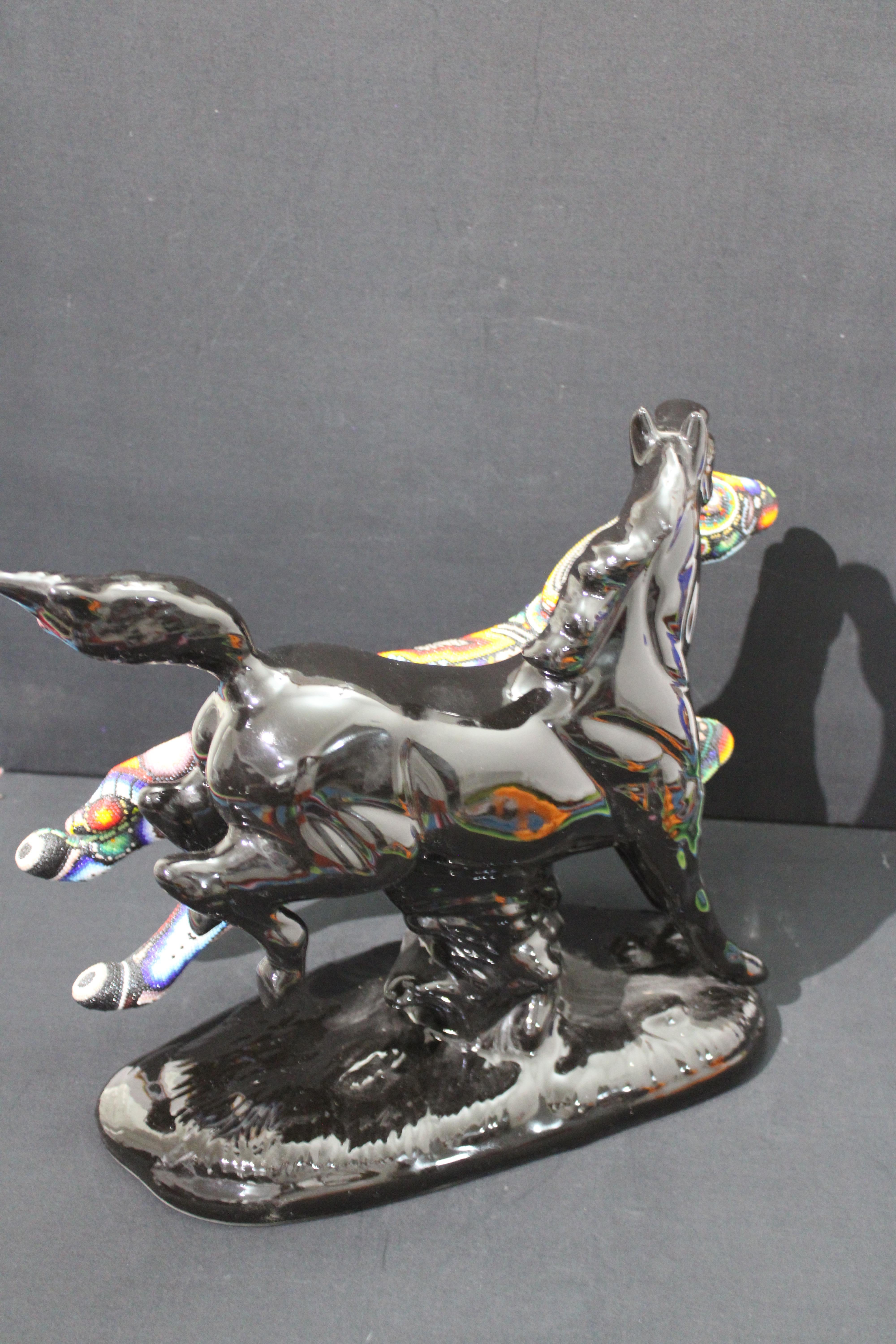 Mexikanische Huichol-Skulptur von perlenbesetzten Kunstpferden (Schwarz), Figurative Sculpture, von CHROMA aka Rick Wolfryd 