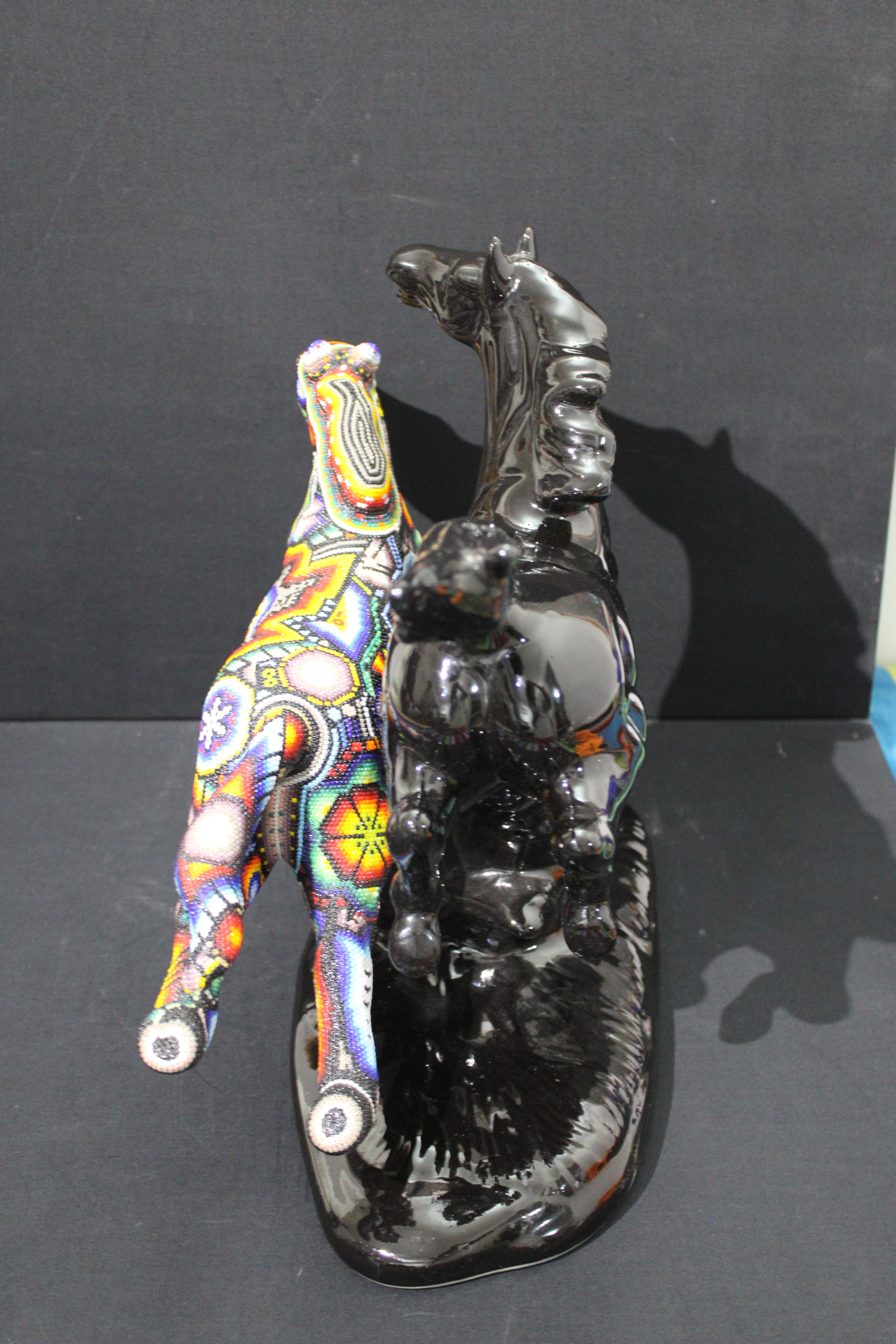 ALTERATION ART . . ist eine Collaboration zwischen Rick Wolfryd, bildender Künstler und Kunsthändler mit über 40 Jahren Erfahrung, und verschiedenen mexikanischen Huichol-Künstlern und mexikanischen Huichol-Kunststudios, zu denen sich Rick nach über