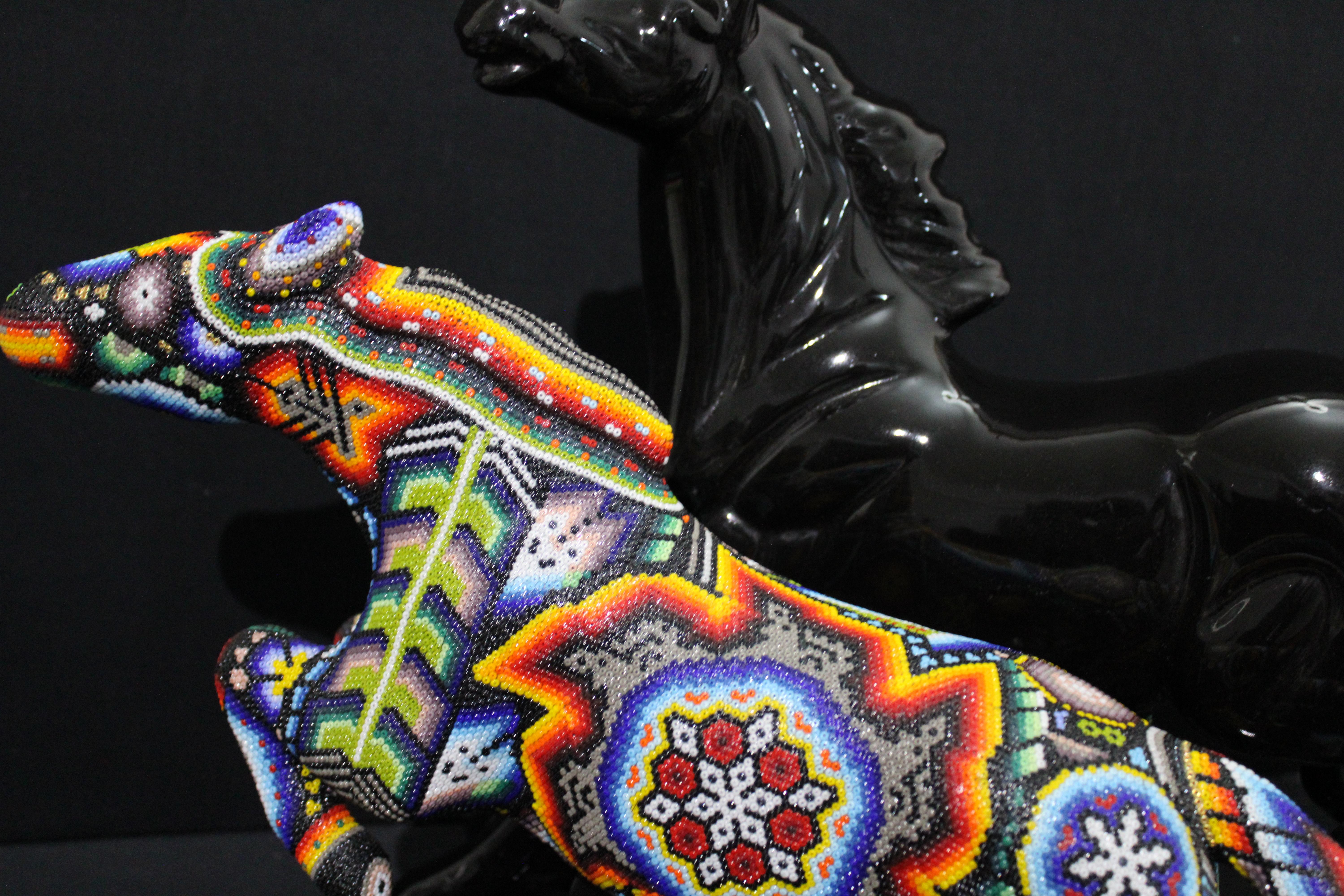 Mexikanische Huichol-Skulptur von perlenbesetzten Kunstpferden im Angebot 1