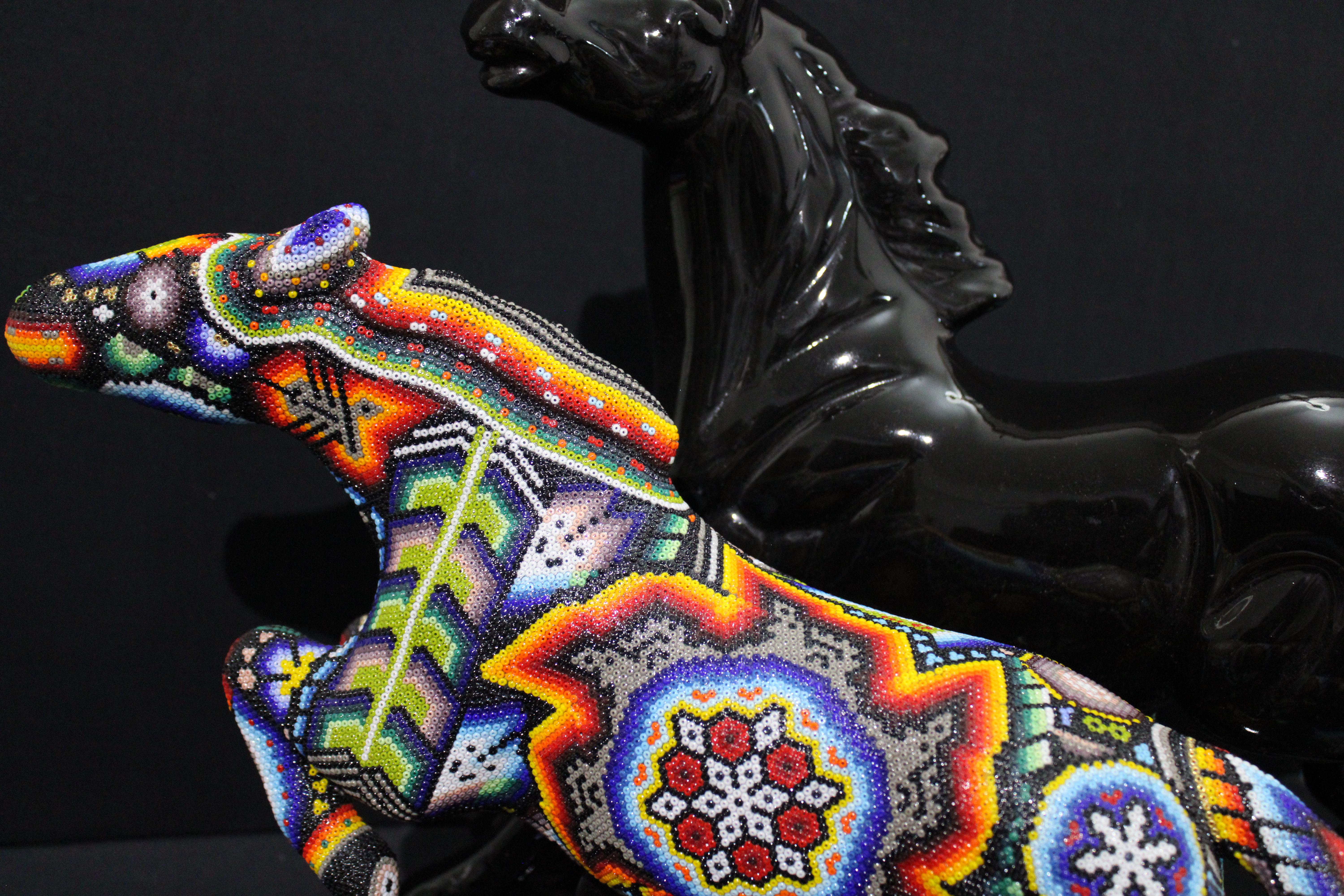 Mexikanische Huichol-Skulptur von perlenbesetzten Kunstpferden im Angebot 2