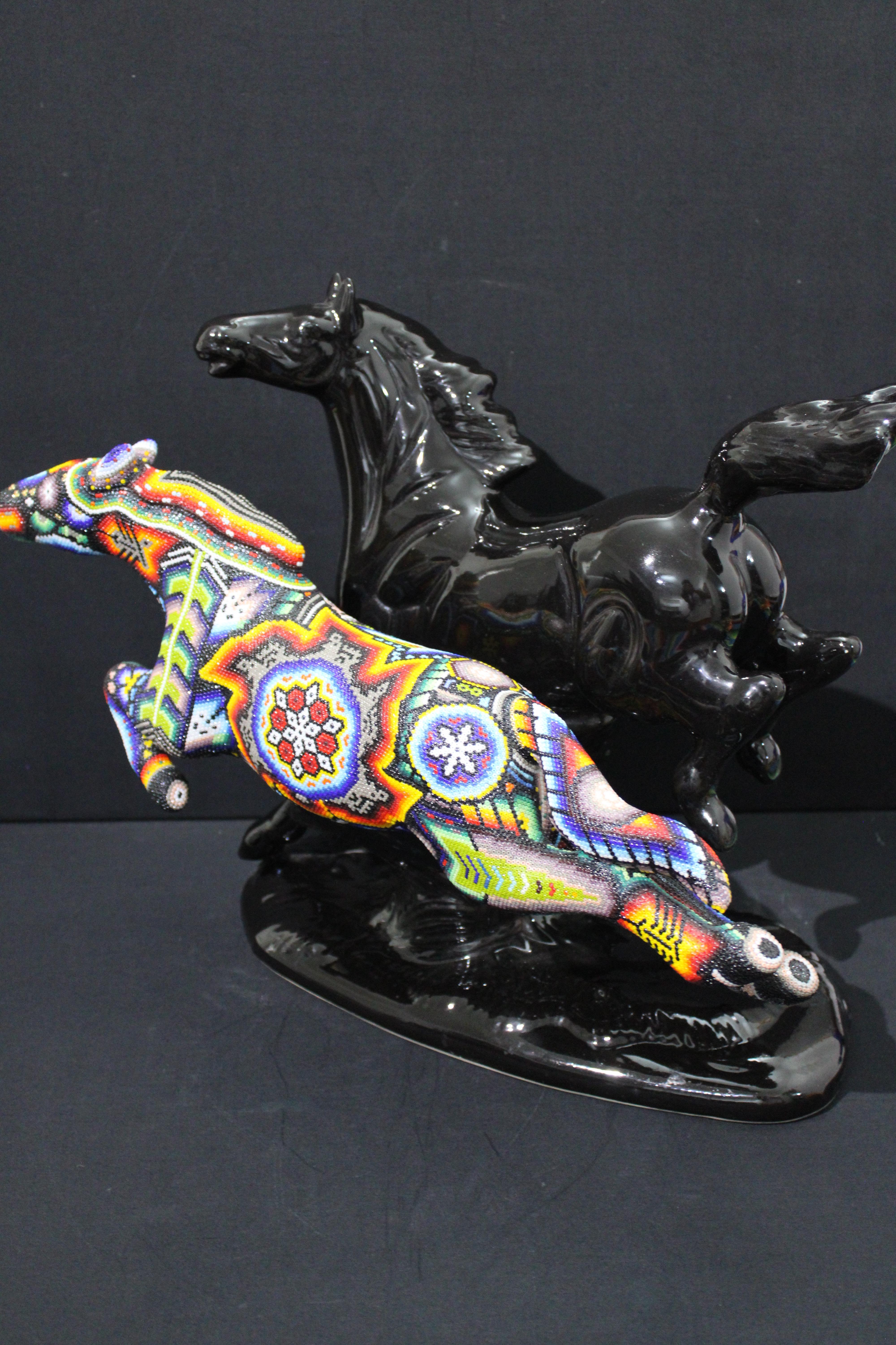 Mexikanische Huichol-Skulptur von perlenbesetzten Kunstpferden im Angebot 3