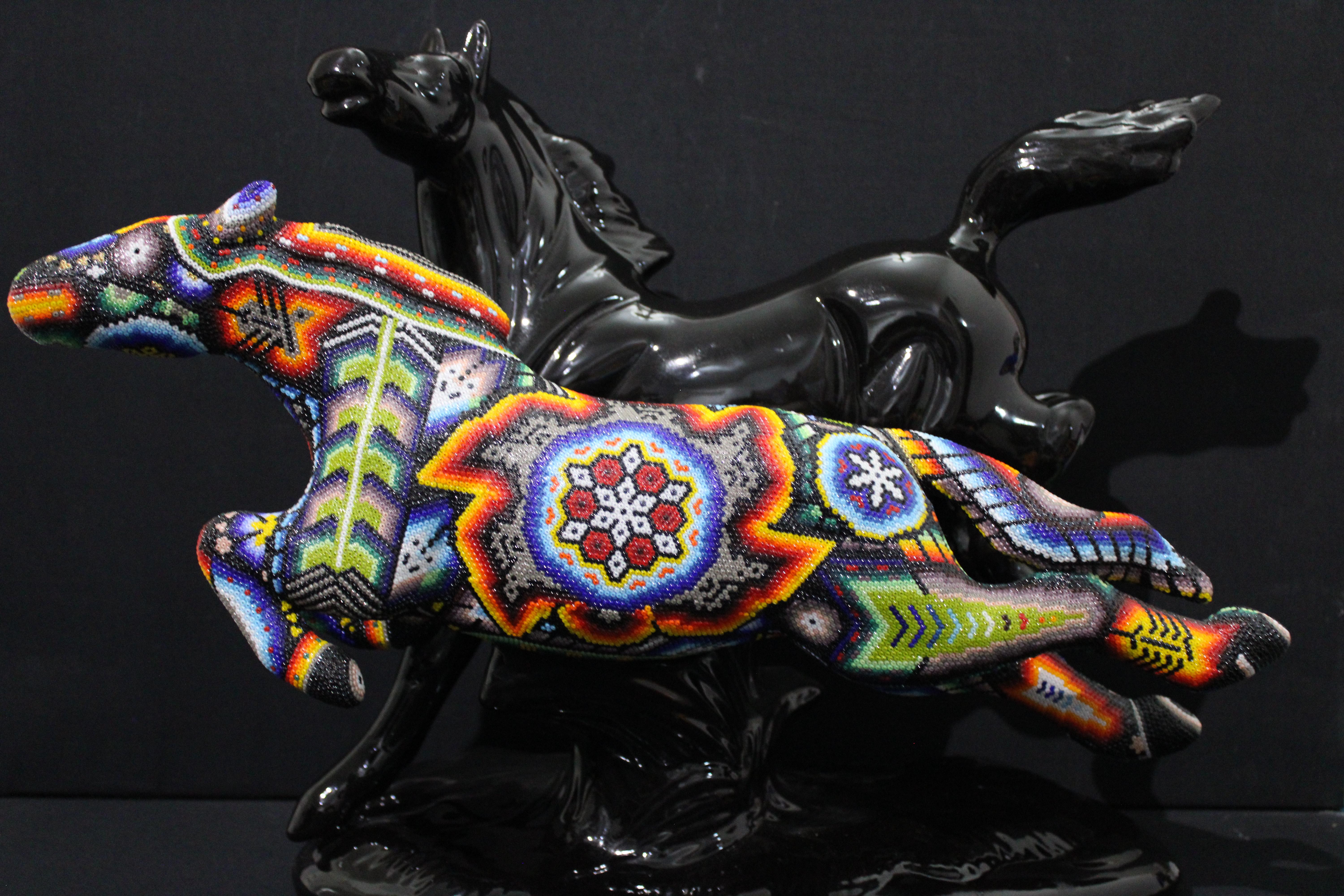 Mexikanische Huichol-Skulptur von perlenbesetzten Kunstpferden im Angebot 4