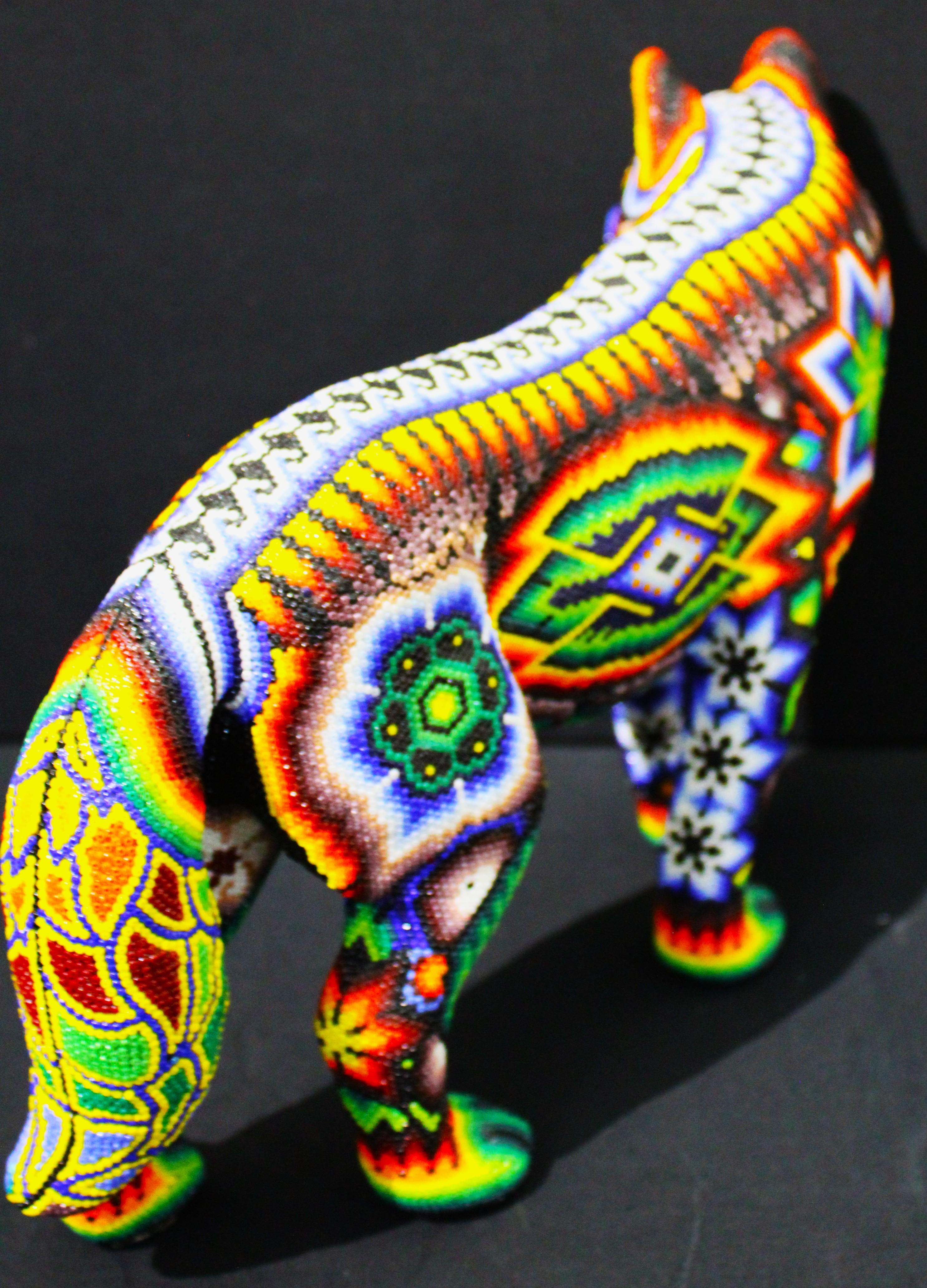 Mexikanische Huichol Perlen-Kunstskulptur „ Wolf“ aus Huichol – Sculpture von CHROMA aka Rick Wolfryd 