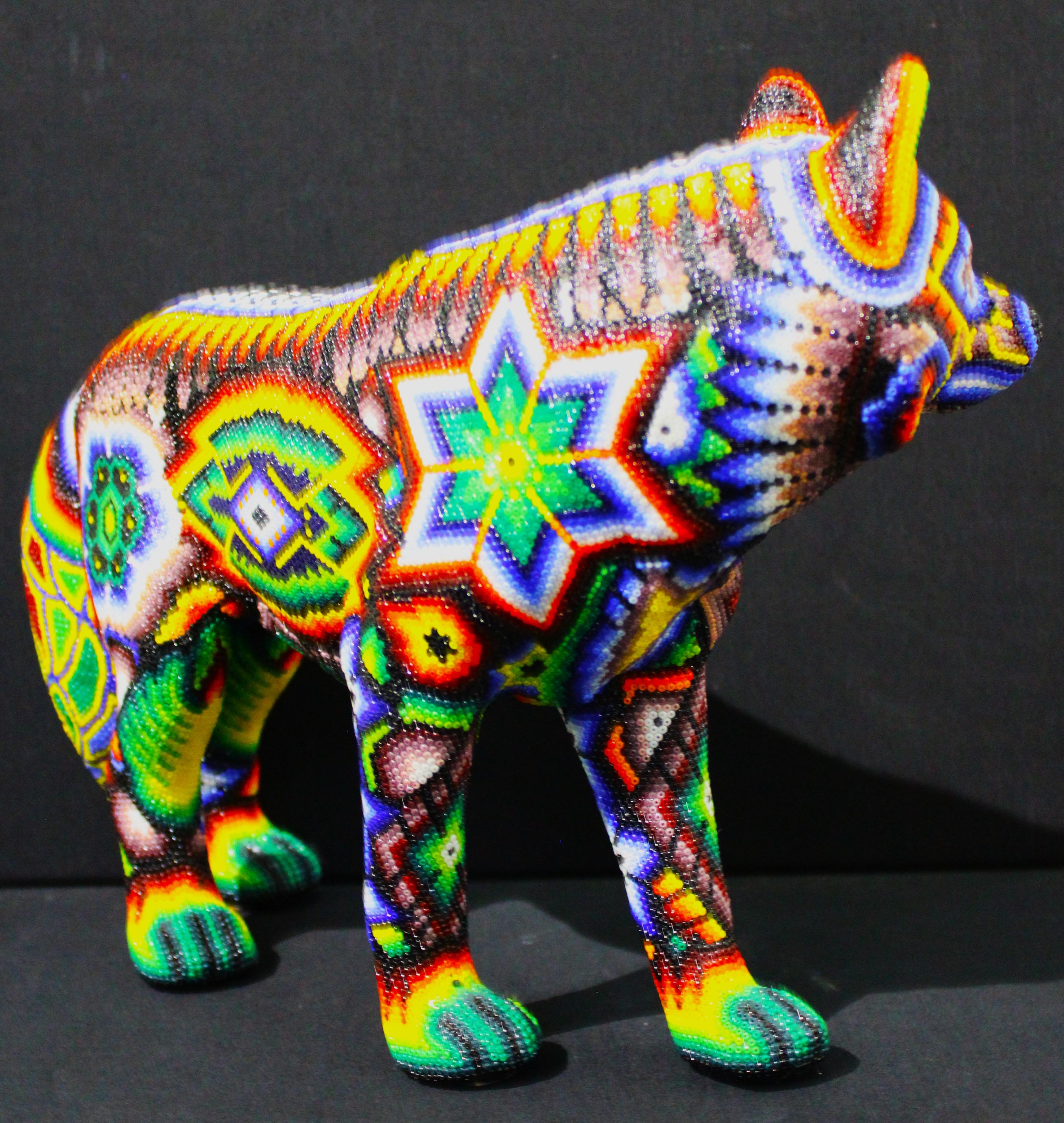 Mexikanische Huichol Perlen-Kunstskulptur „ Wolf“ aus Huichol (Pop-Art), Sculpture, von CHROMA aka Rick Wolfryd 