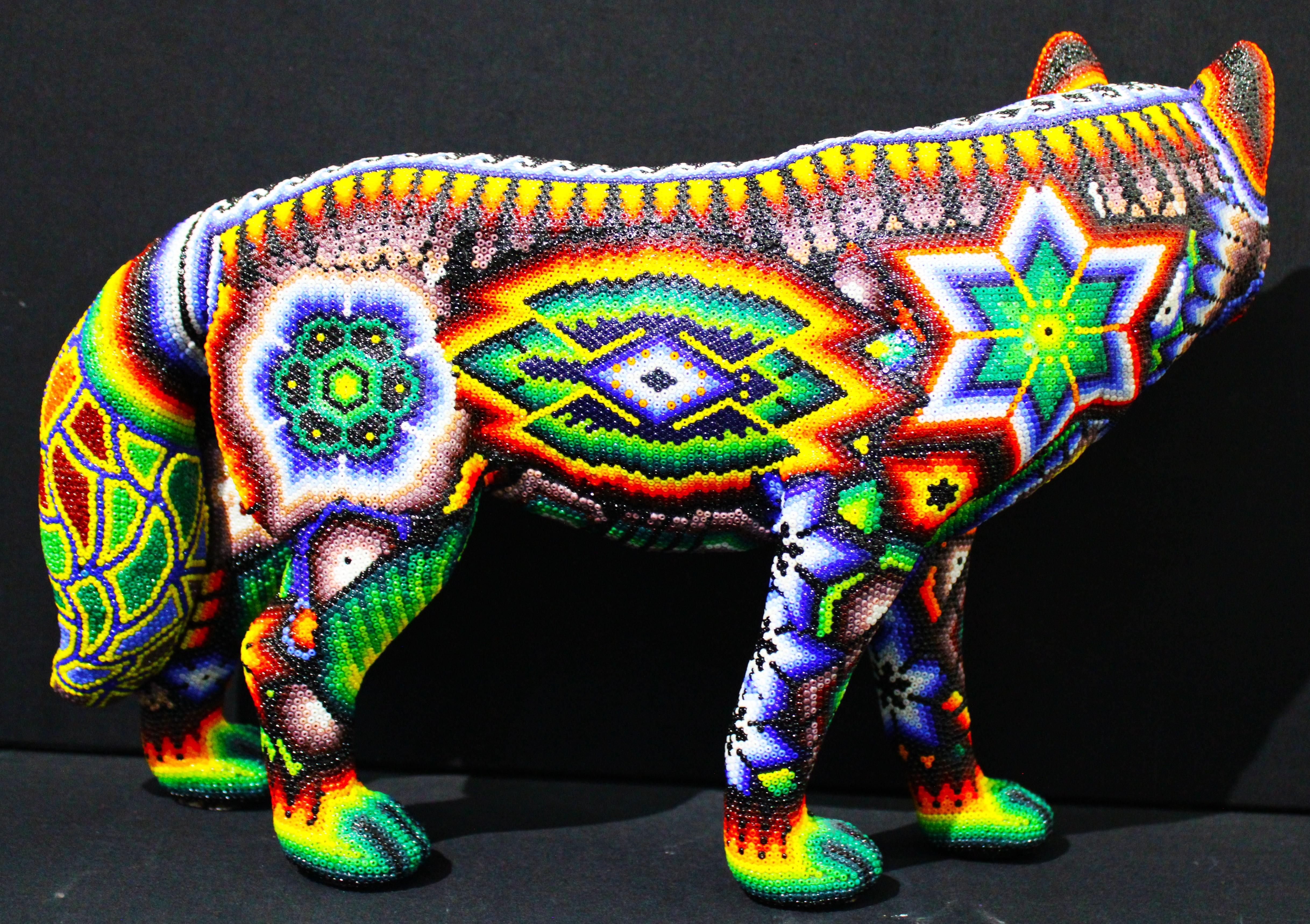 Mexikanische Huichol Perlen-Kunstskulptur „ Wolf“ aus Huichol (Schwarz), Abstract Sculpture, von CHROMA aka Rick Wolfryd 