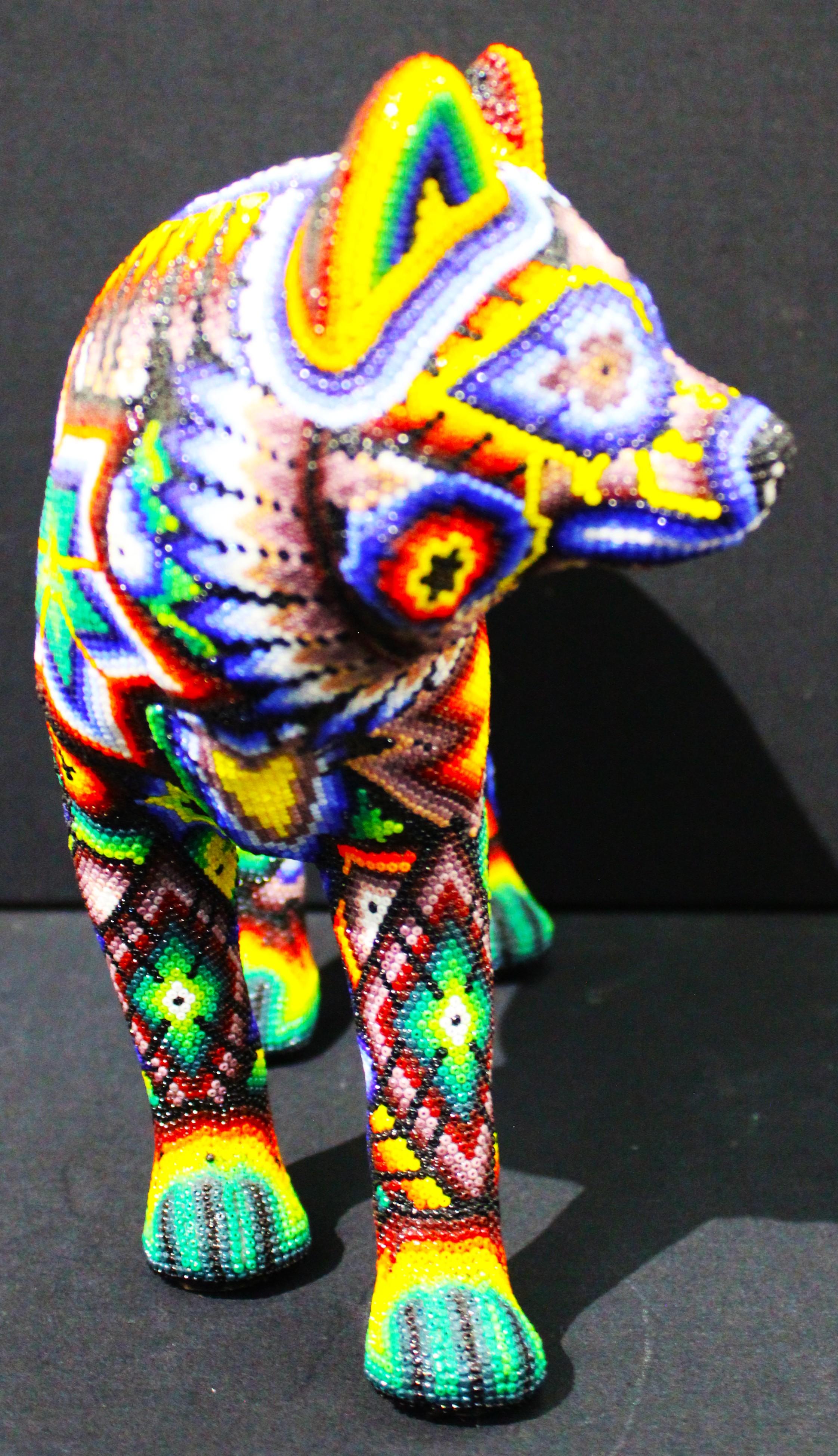 ALTERATION ART . . ist eine Collaboration zwischen Rick Wolfryd, bildender Künstler und Kunsthändler mit über 40 Jahren Erfahrung, und verschiedenen mexikanischen Huichol-Künstlern und mexikanischen Huichol-Kunststudios, zu denen sich Rick nach über
